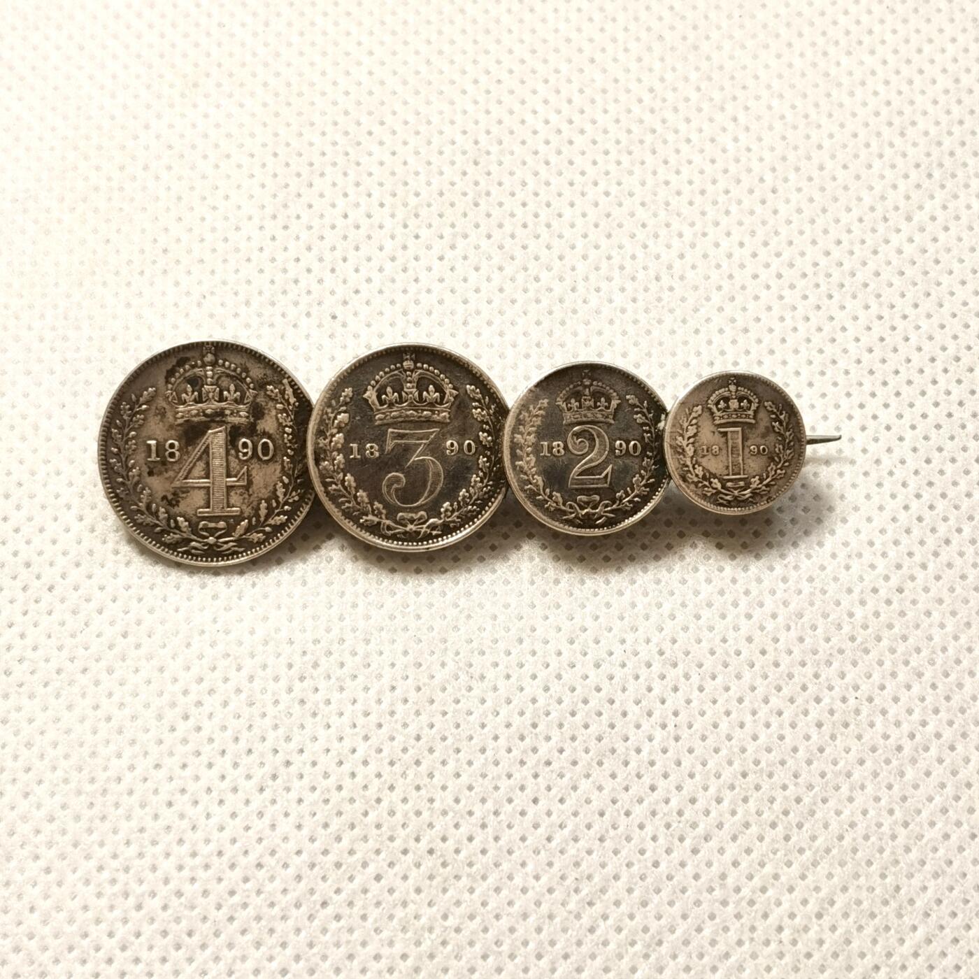 甄臻铺-世界币章拍卖（第36期），送拍享返佣金等优惠多多 1890年维多利亚女王高冠濯足币套币，洗脚币，包浆味道非常好，被做成了胸针，可当饰品可收藏，非常稀少