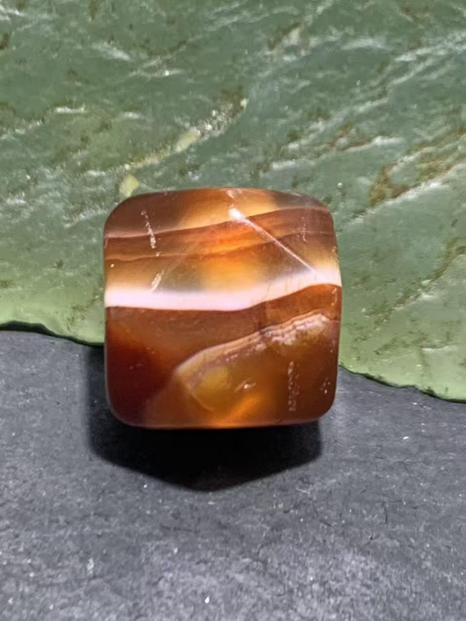 高玉化丝玛瑙通货唐八棱珠一颗，