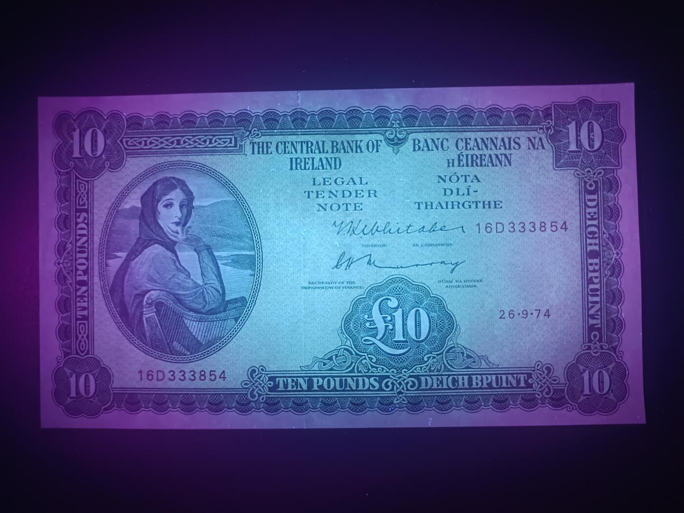 2025十月第三期，总197期 爱尔兰1974年10镑UNC-上端安全线极细小裂出豹子头333，爱尔兰人格化象征“拉维利夫人”，稀有的中高面值
