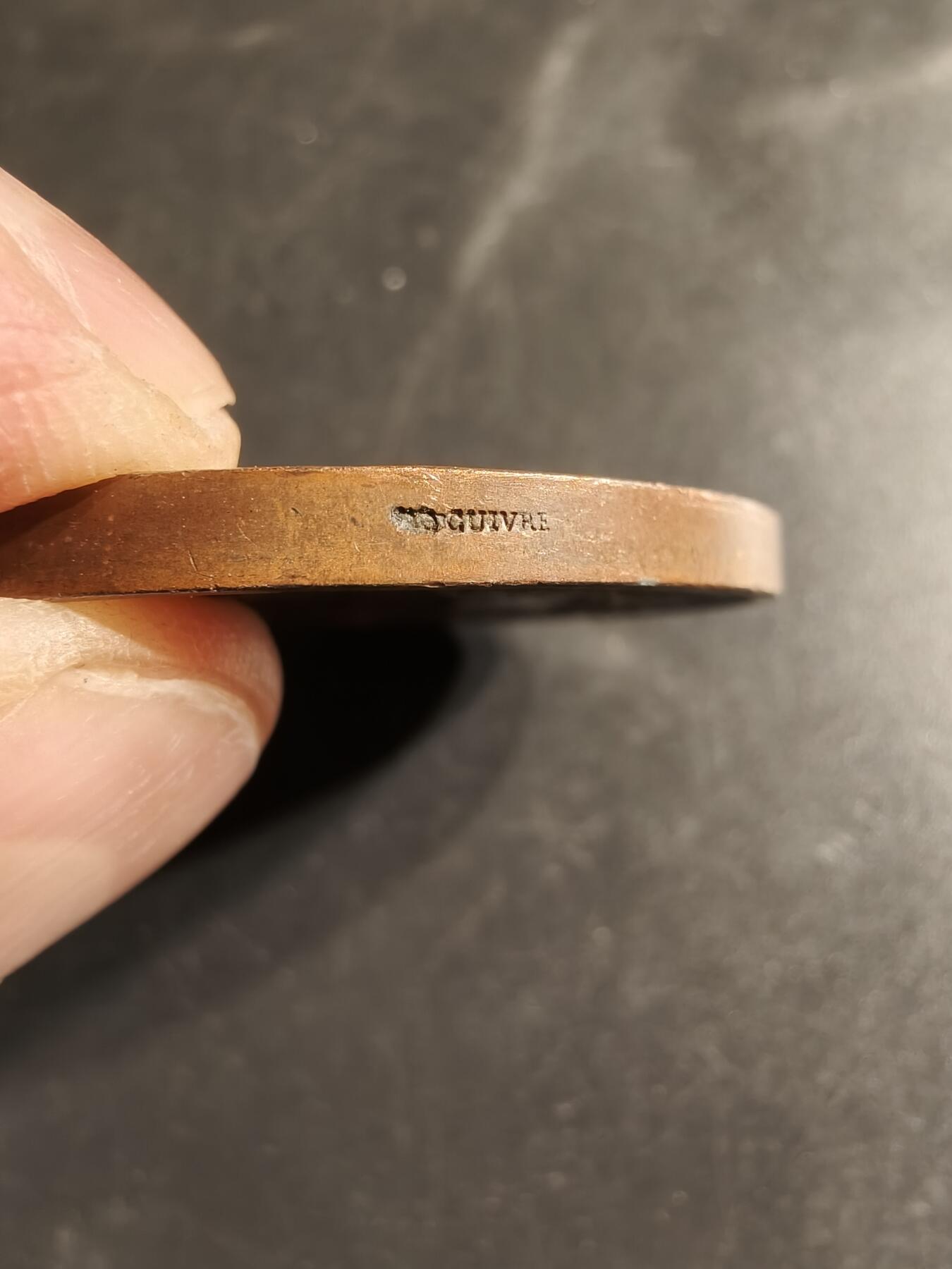 老王徽章第158期 法国索米尔-昂-欧克苏瓦大铜章     Cuivre铜标     直径44mm.   重量43.5g