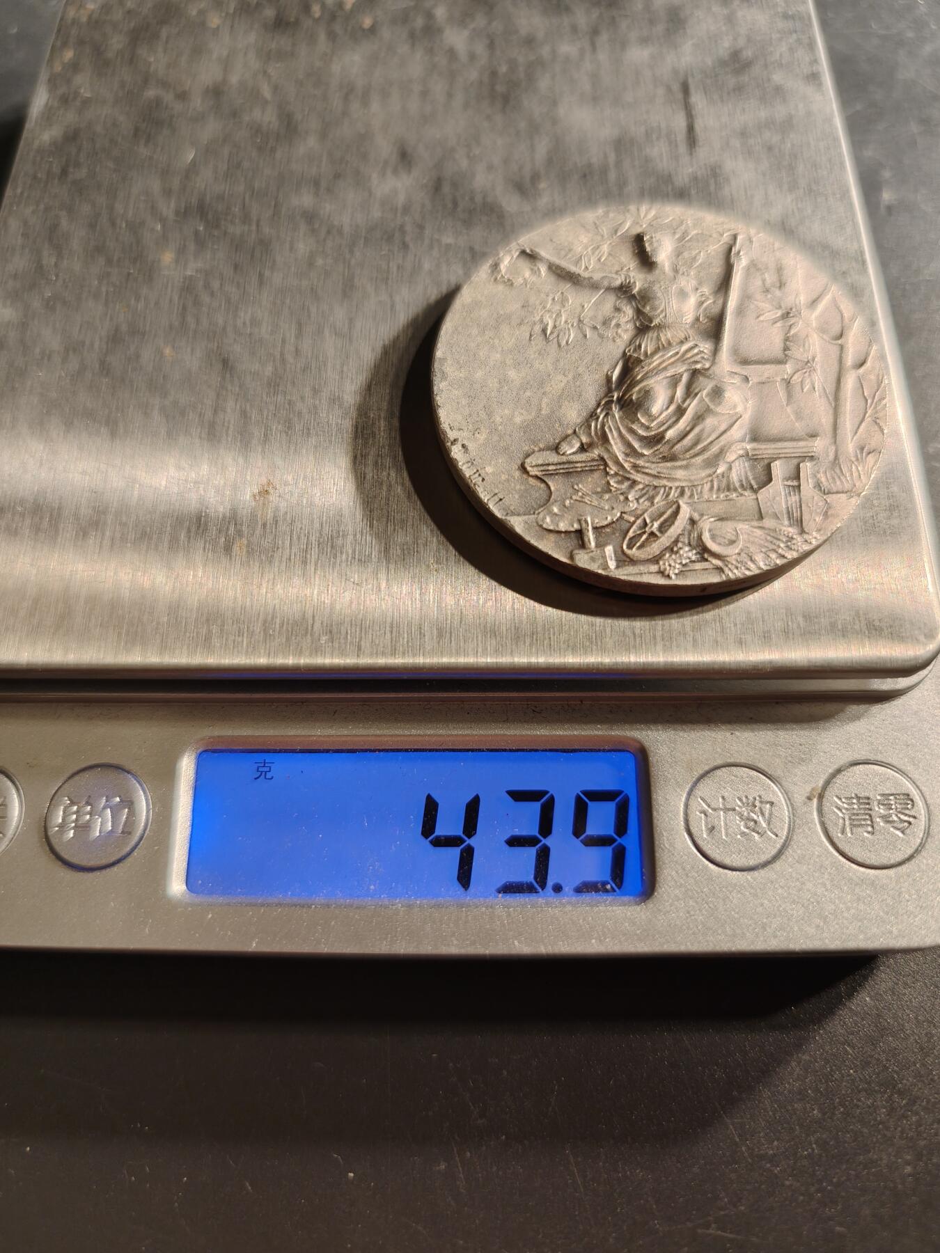 老王徽章第158期 法国1976劳动展览会镀银大铜章     直径44mm.   重量43.9g