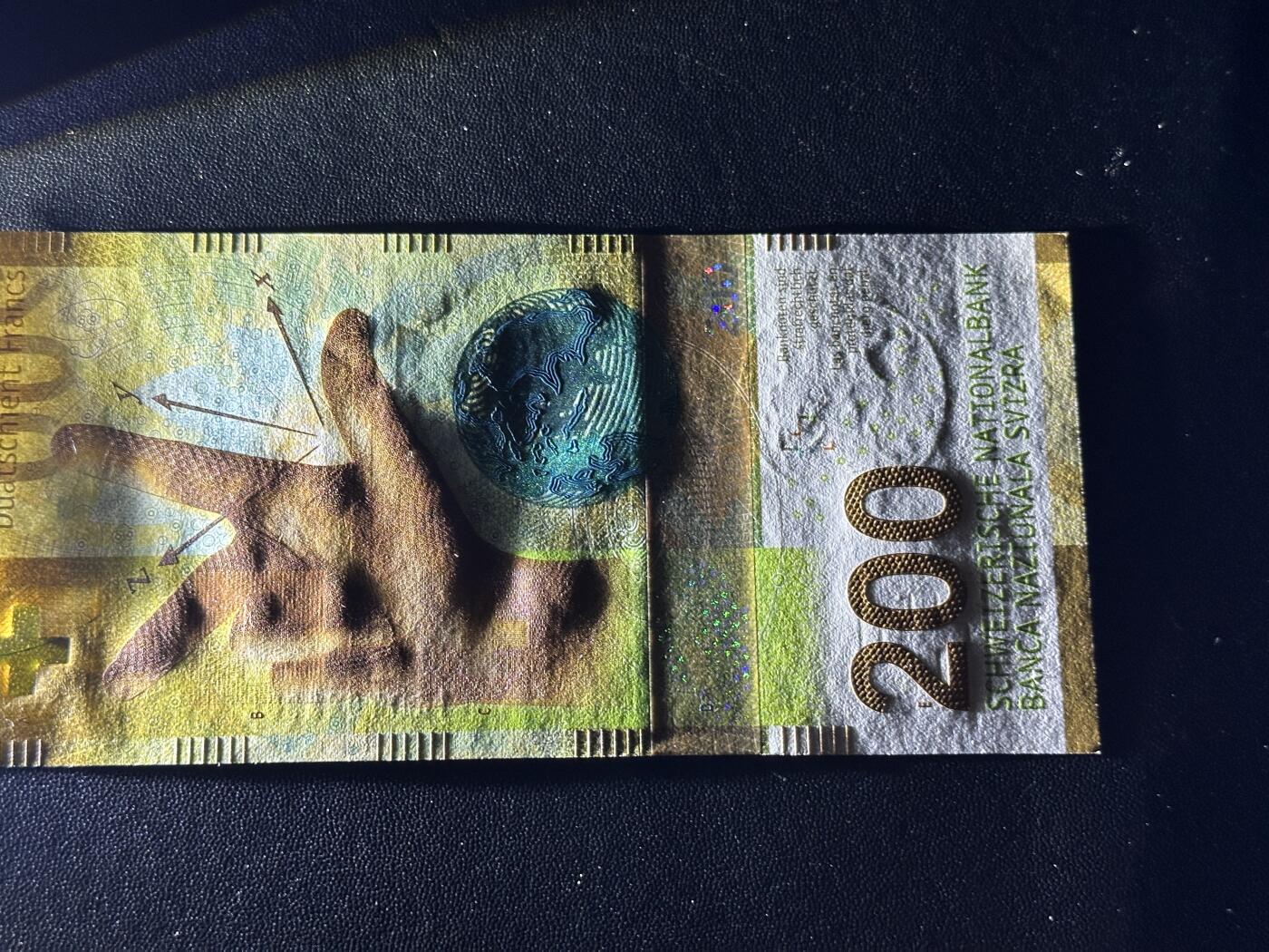 《外钞收藏家》第五百七十八期（热门品种好货场）（本平台长期征集拍品、欢迎藏友们联系合作） 2016年瑞士手版200法郎 全新 一个角轻微不绝