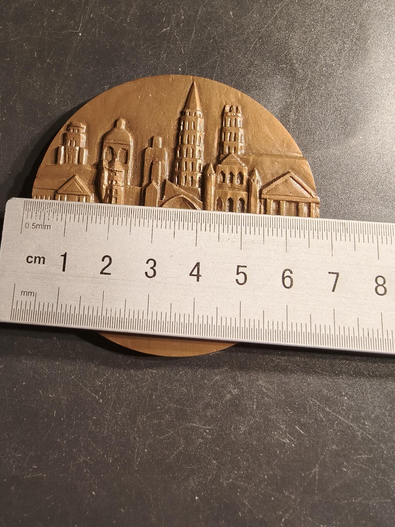 老王徽章第158期 法国土伦市大铜章    直径66mm.   重量163.3g