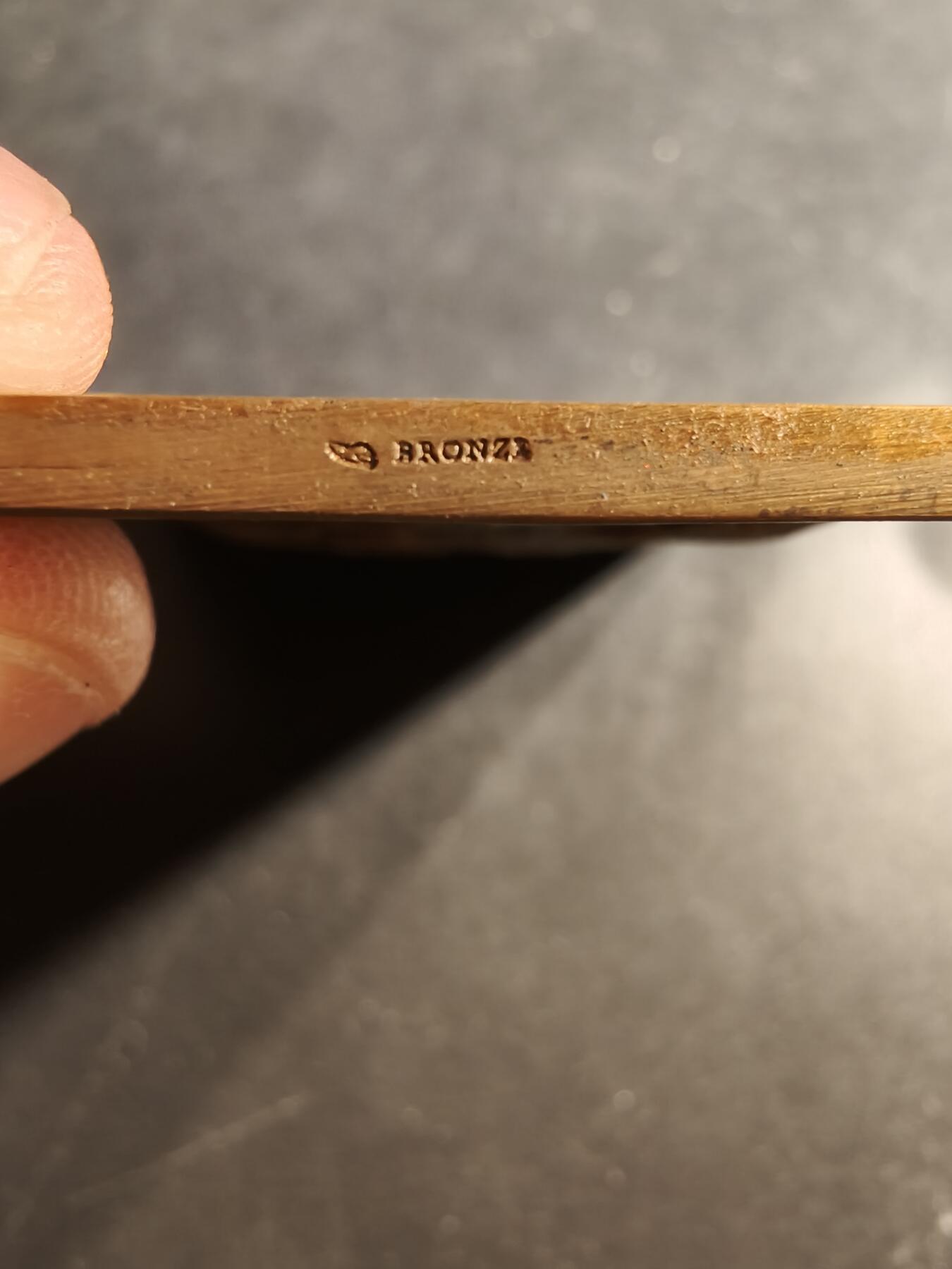 老王徽章第158期 法国教授方形大铜章     高浮雕    原盒     尺寸75×54mm.   重量148.4g