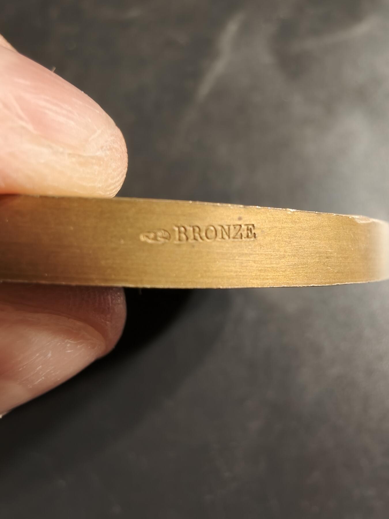老王徽章第158期 法国法兰西银行150周年大铜章     直径68mm.   重量153.5g.    背面为密涅瓦与福图娜，与格言智慧固定财富相合   高浮雕设计   Dumarest作品