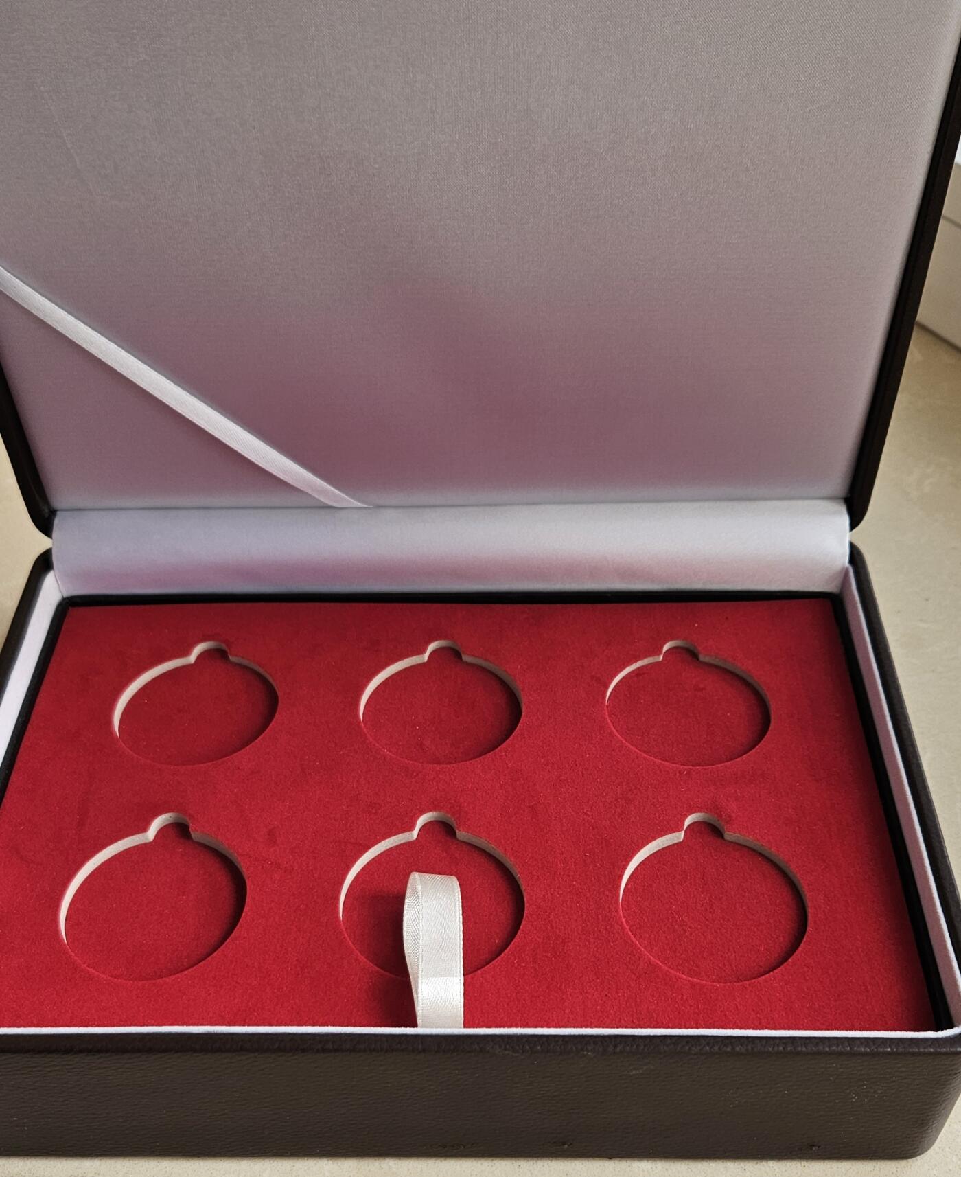 【币将精彩】世界钱币拍卖（2025-11-19） 钱币包装盒3x6,可放1盎司银币18枚