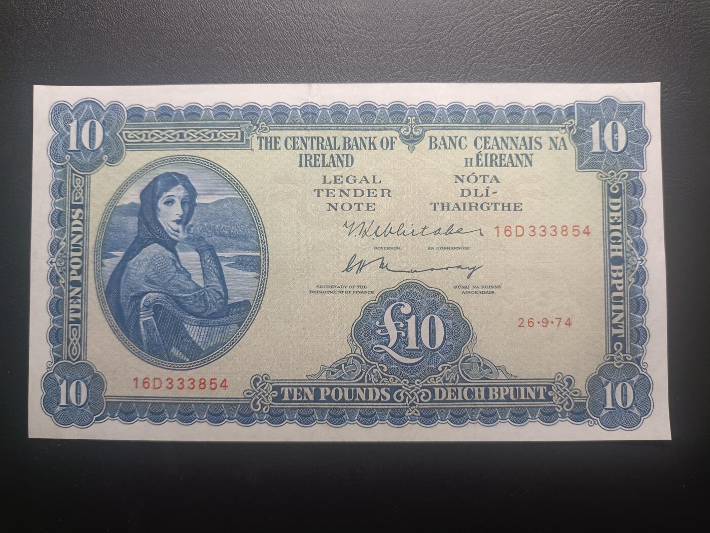 2025十月第三期，总197期 爱尔兰1974年10镑UNC-上端安全线极细小裂出豹子头333，爱尔兰人格化象征“拉维利夫人”，稀有的中高面值