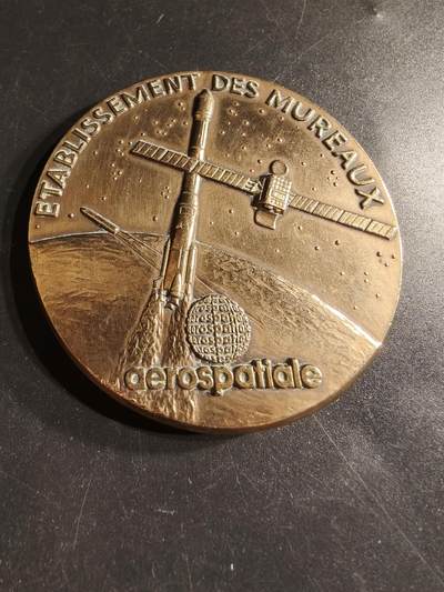 老王徽章第158期 - 法国Aerospatiale公司莱米罗工厂70周年大铜章     “Aerospatiale”是法国一家已解散的国有航空航天制造商，曾是欧洲航空航天工业的重要参与者。  直径64mm.   重量143.6g