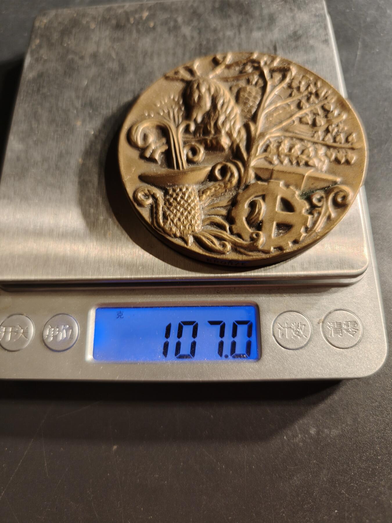 老王徽章第158期 法国阿列省议会大铜章     正面雕塑为牛、齿轮、麦捆、树，象征着阿列省重要的农业地位      直径64mm.   重量107g 