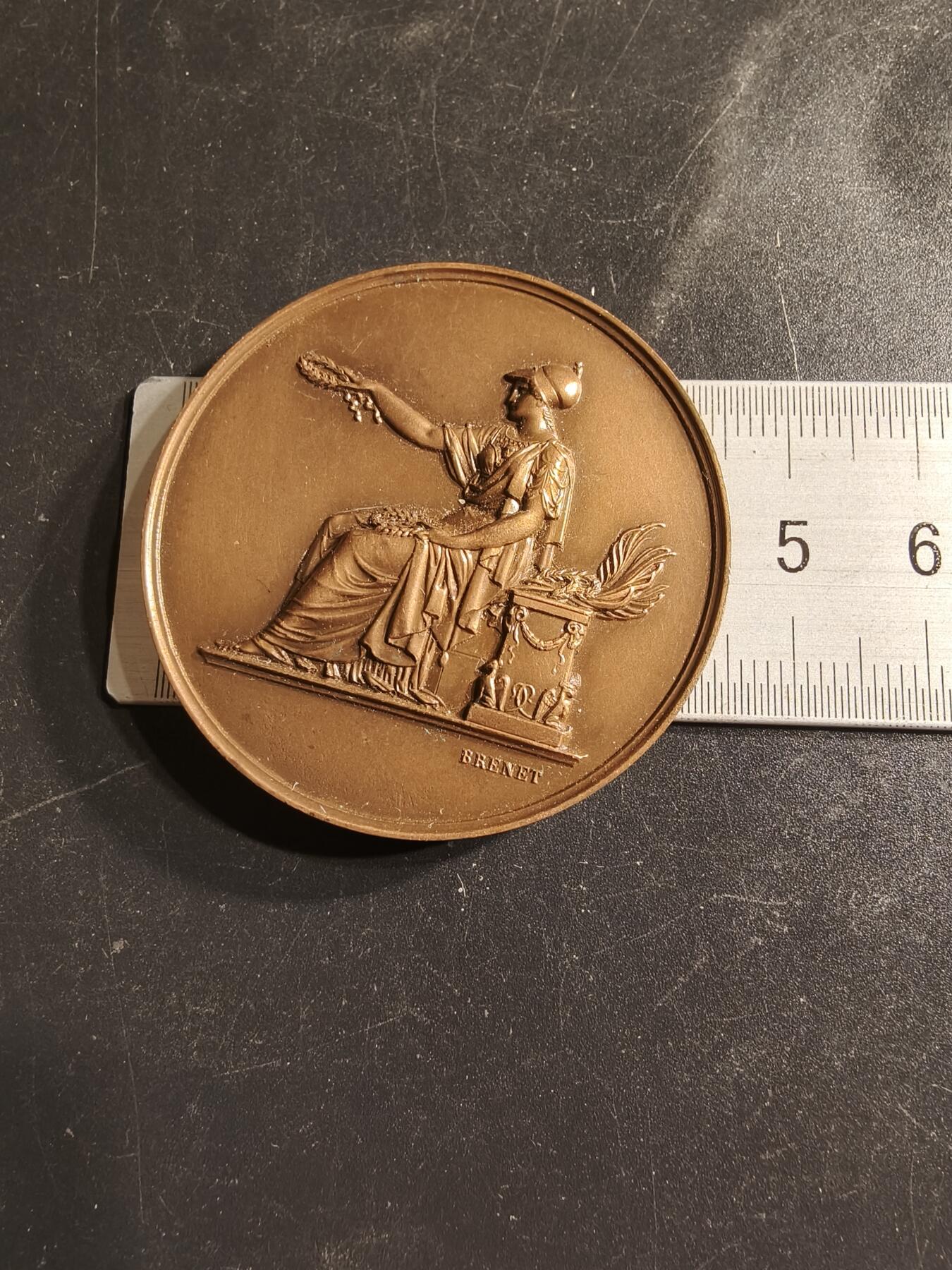 老王徽章第158期 法国坐姿玛丽安娜大铜章     直径45mm.    重量46.8g