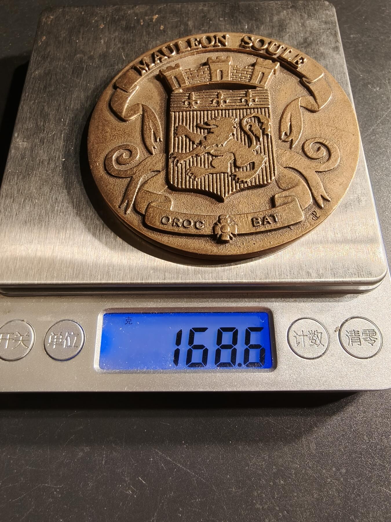 老王徽章第158期 法国阿基坦省莫莱翁-利沙尔市大铜章     高浮雕     直径72mm.   重量168.6g