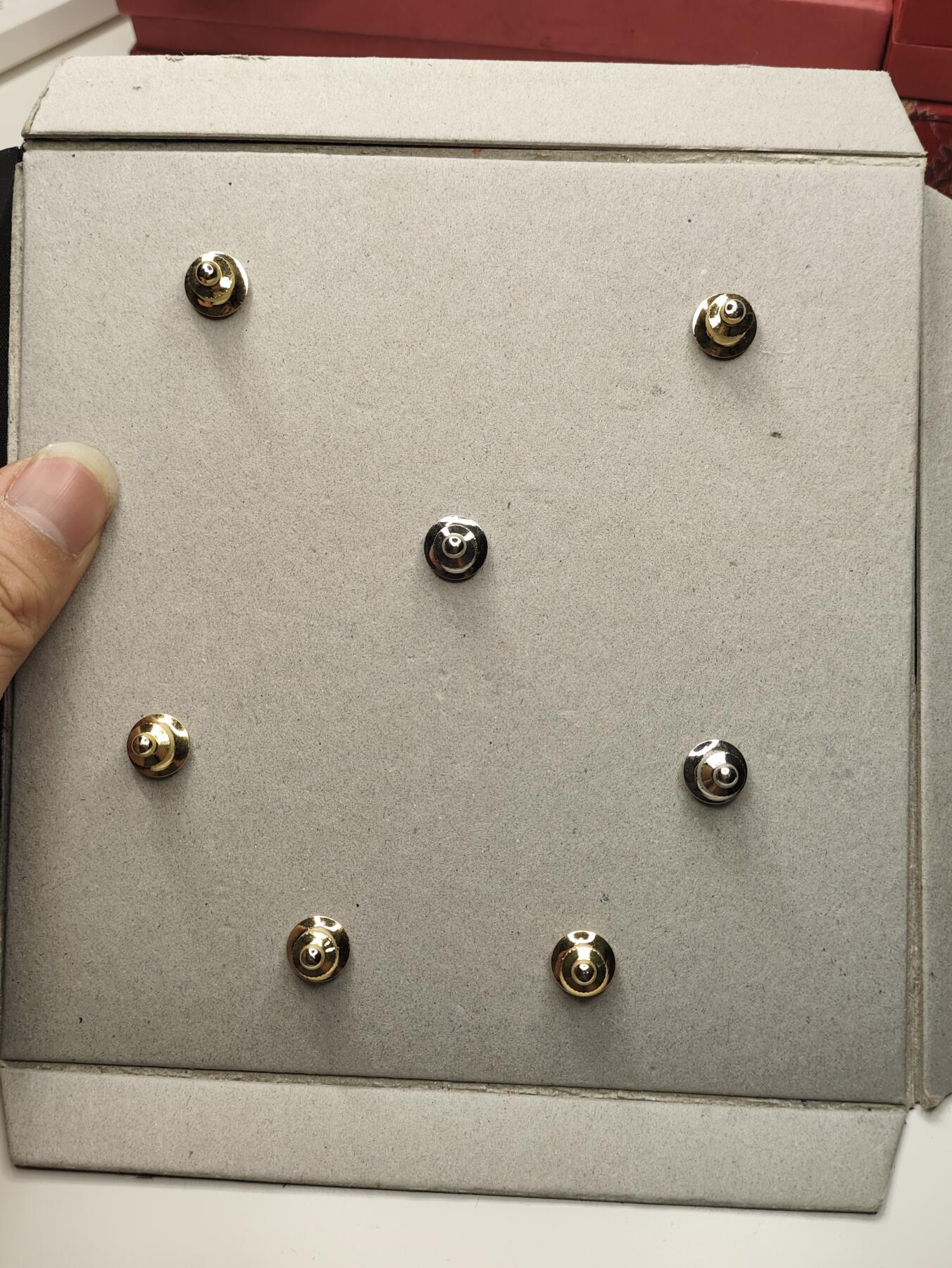 新时代收藏徽章红藏拍卖(第二十七场)  徽章纸品证书杂项 少见 新疆维吾尔自治区成立50周年纪念章一套 带编号 发给当时的领导的