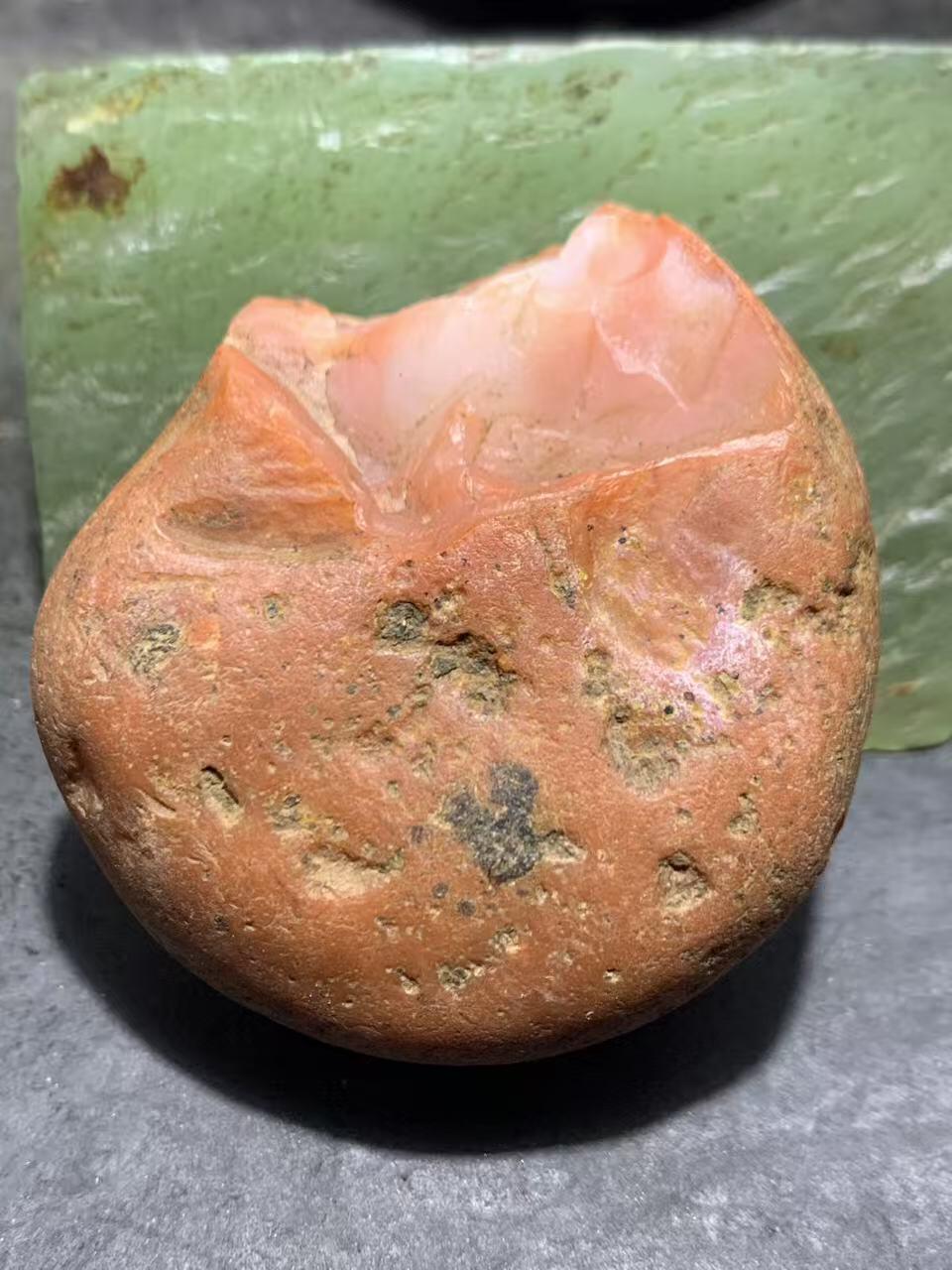 精美柿子红皮开窗料红白南红玛瑙原石一颗，