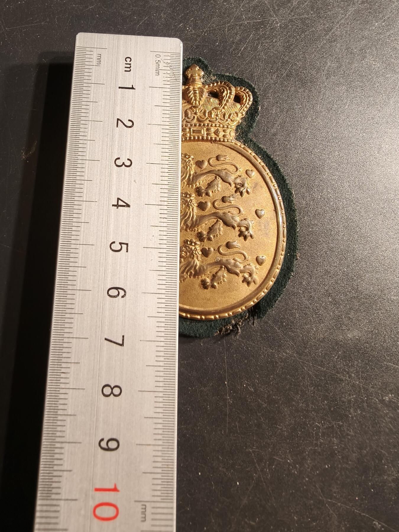老王徽章第158期 丹麦警察大帽徽    礼服专用   大尺寸直径70mm   底衬完整