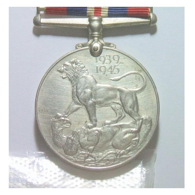 英国1939-45年 乔治六世+雄狮二战胜利高浮雕精制白铜章 带绶带 36MM
