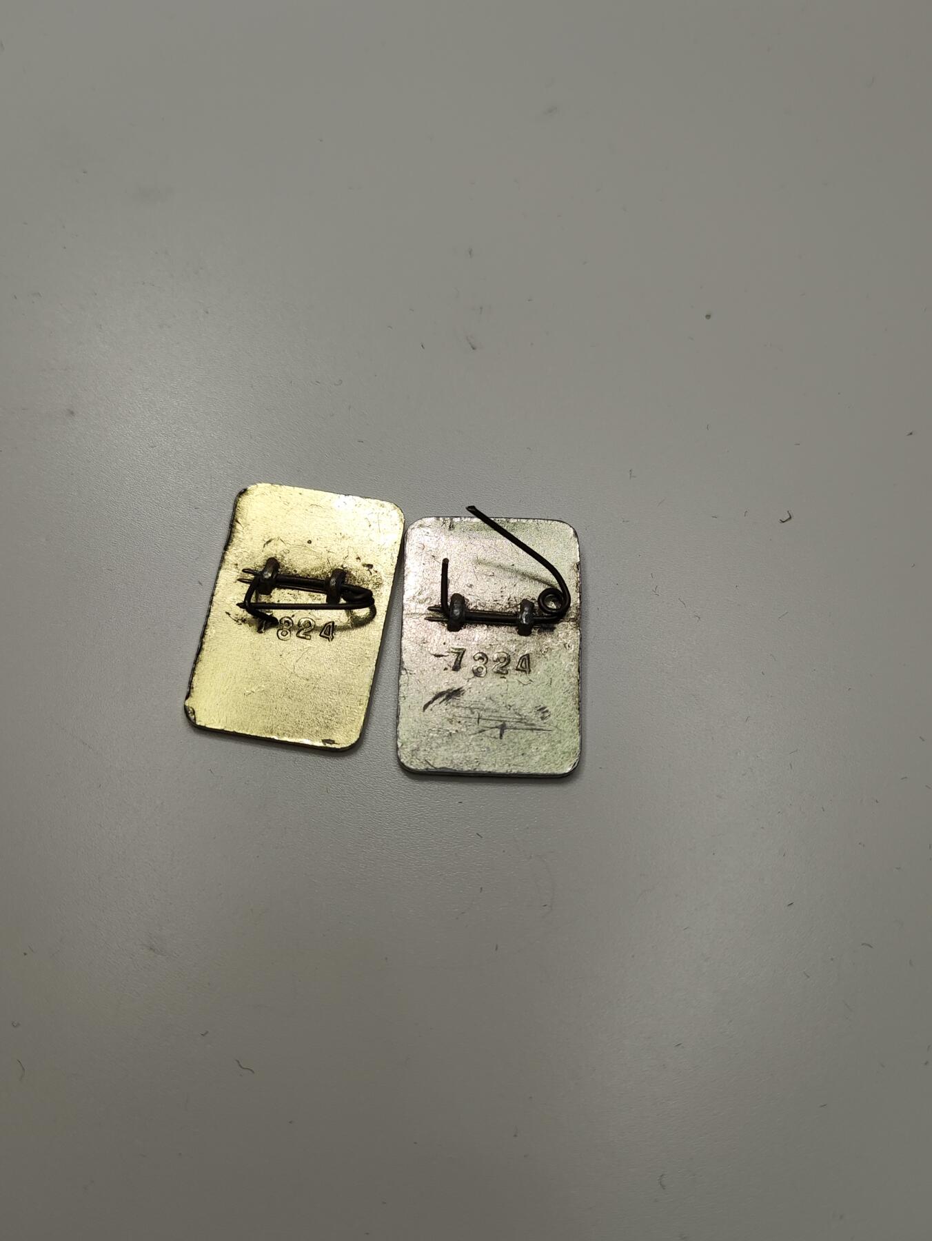 新时代收藏徽章红藏拍卖(第二十七场)  徽章纸品证书杂项 东方红纪念章两枚