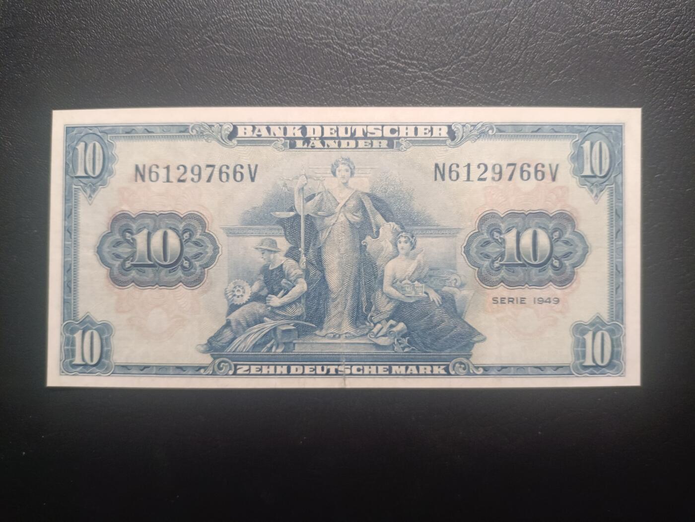 2025十月第三期，总197期 德国1949版10马克AUNC，后期“德意志国家银行”抬头，机械，法律和建筑人格化象征