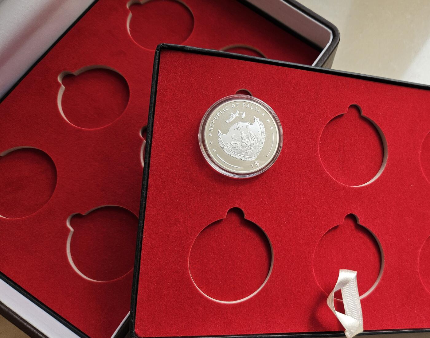 【币将精彩】世界钱币拍卖（2025-11-19） 钱币包装盒3x6,可放1盎司银币18枚