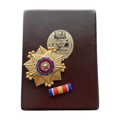 高层颁发盒版 朝鲜一级国旗勋章 带略章 - 高层颁发盒版 朝鲜一级国旗勋章 带略章