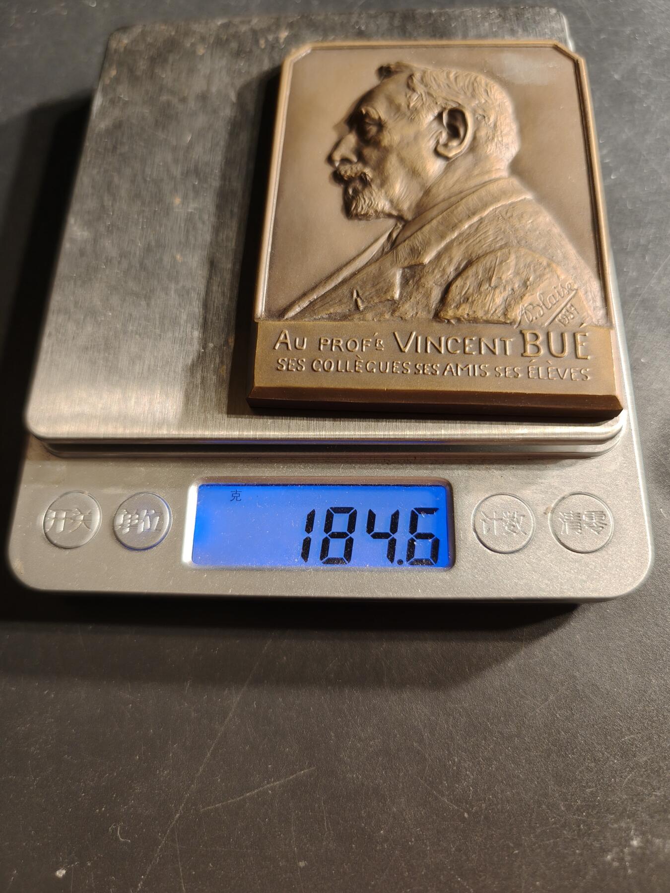 老王徽章第158期 法国教授方形大铜章    高浮雕     原盒     尺寸80×58mm.   重量184.6g