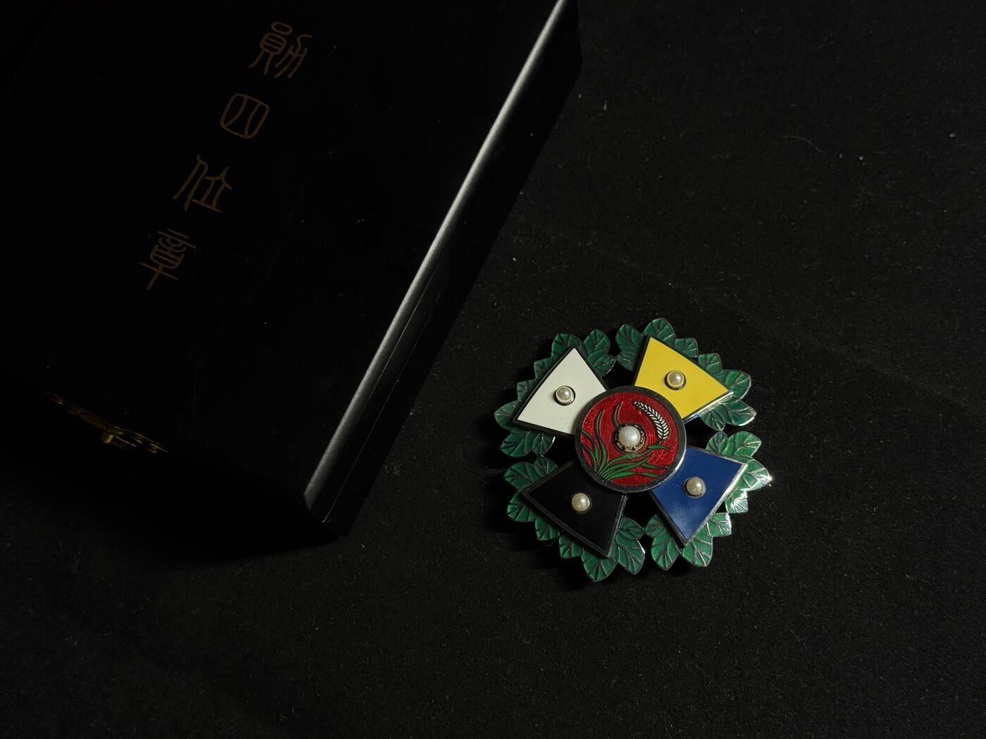 戎马世界章牌大赏第107期 北洋政府勋四位章，高级复刻，带盒，叶子使用热珐琅烧制，右上角有轻微内裂，整体品相很好