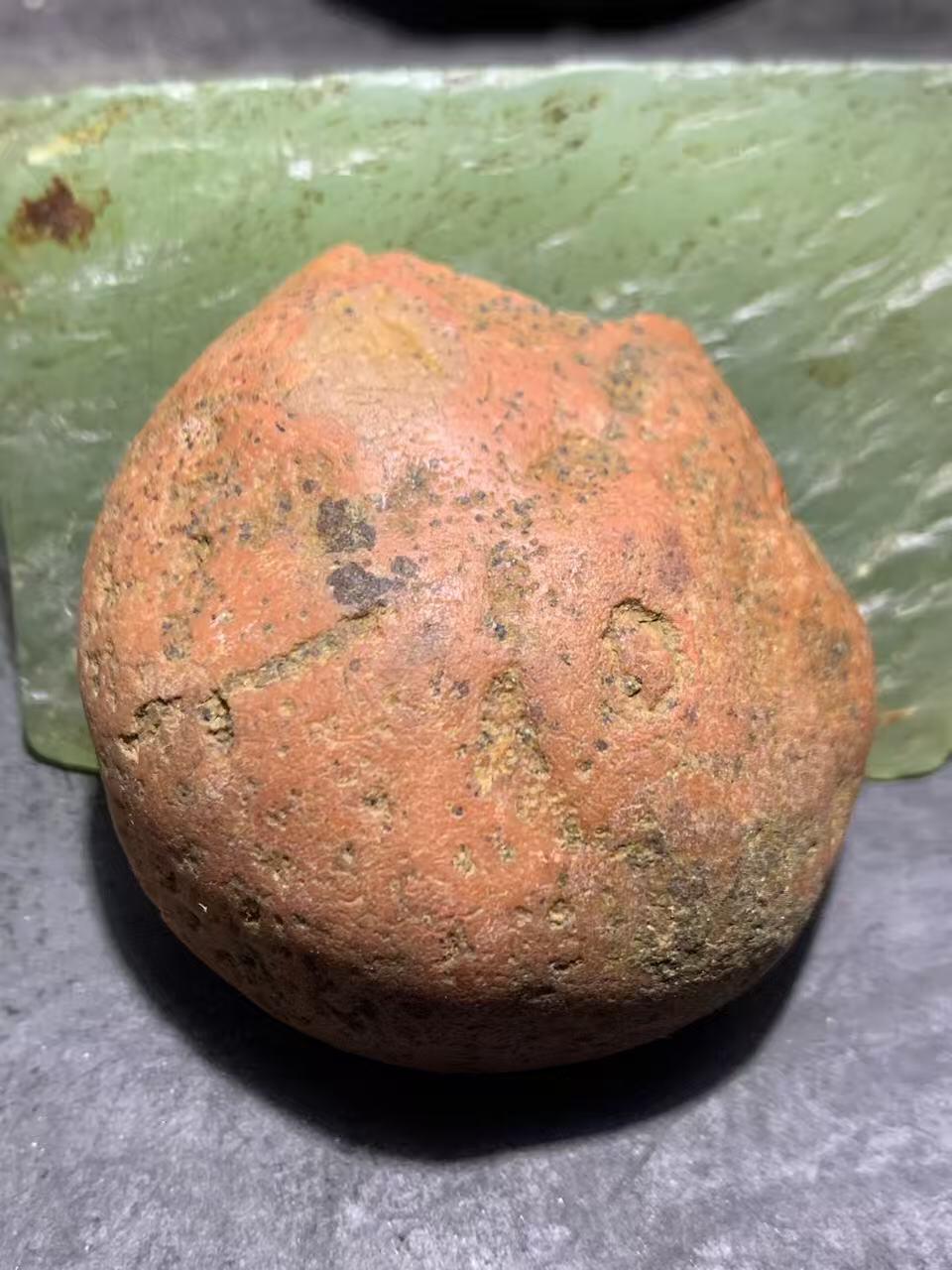 精美柿子红皮开窗料红白南红玛瑙原石一颗，