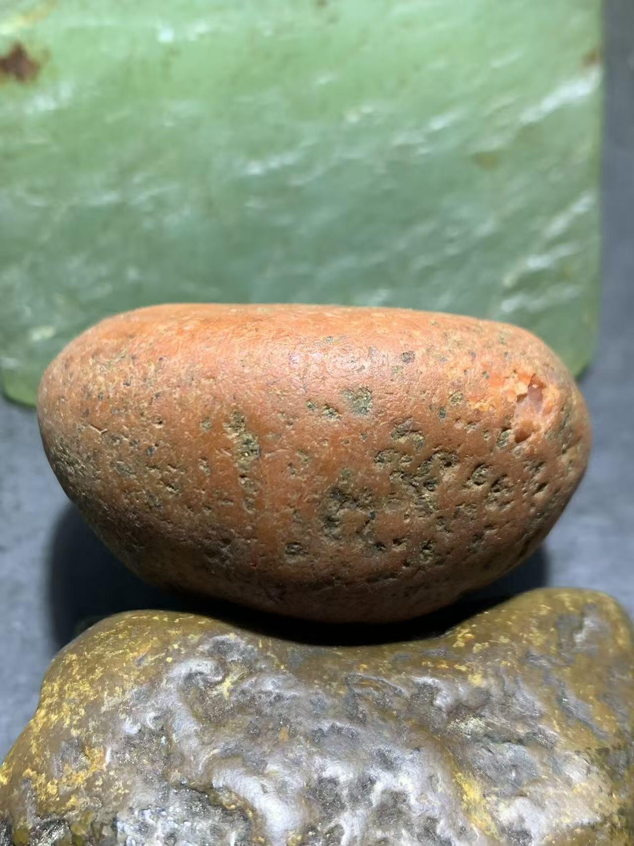 精美柿子红皮开窗料红白南红玛瑙原石一颗，