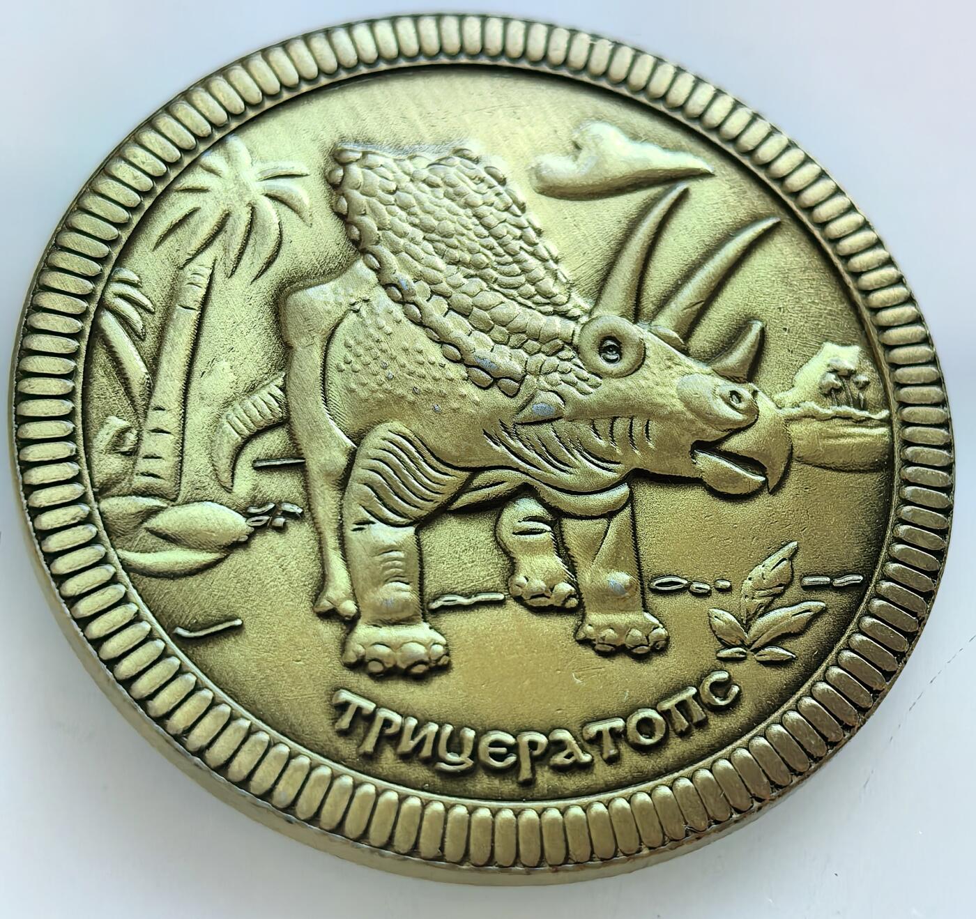外国优质纪念币银币，周六晚上九点倒数截拍，满百包邮，可寄存半年，喜欢朋友微信扫描二维码可直接参拍