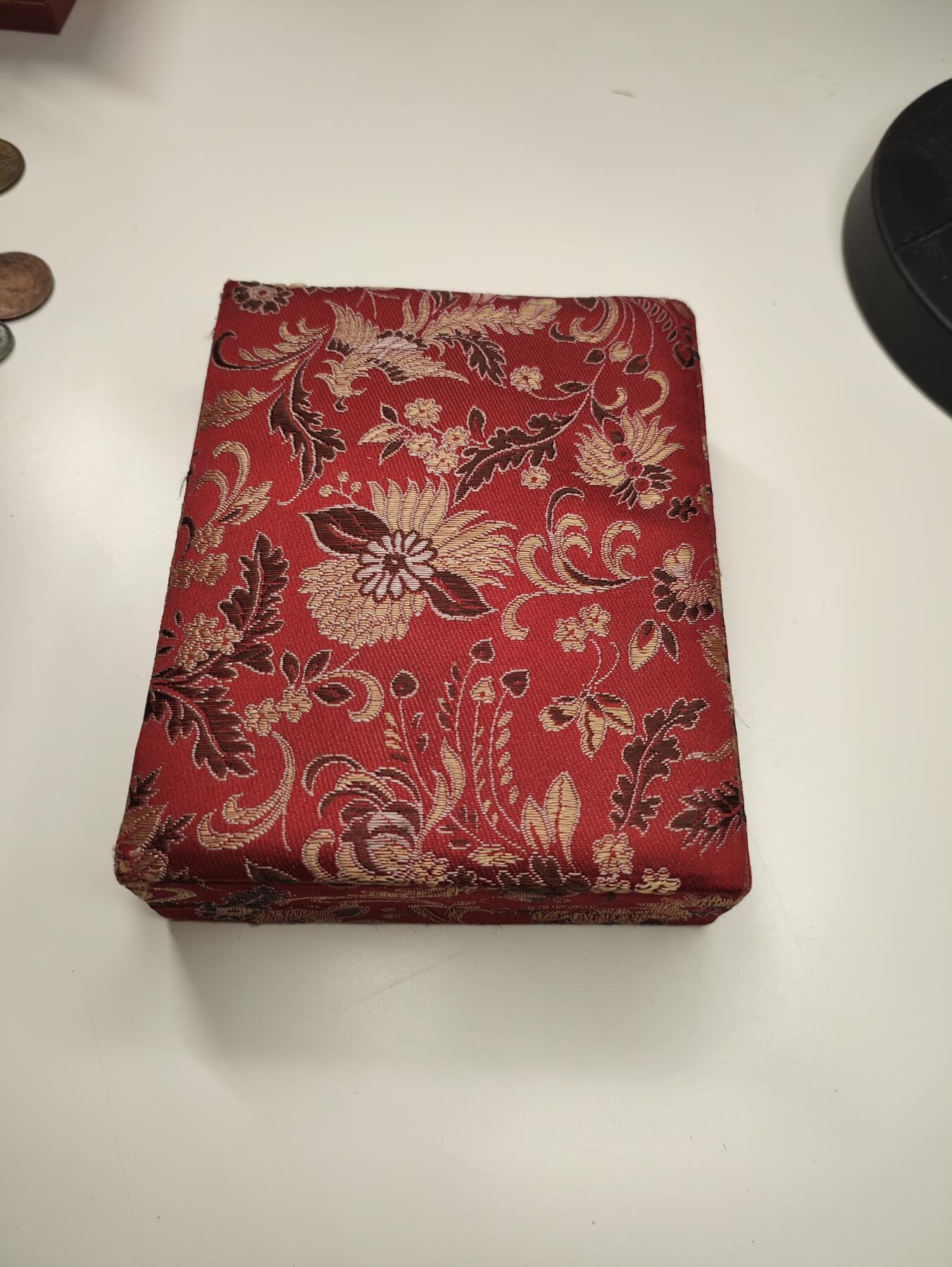 新时代收藏徽章红藏拍卖(第二十七场)  徽章纸品证书杂项 首都第一座中外合资大饭店 建国饭店成立5周年纪念镇纸 改开证明 不知道中间镶嵌的章是不是银的