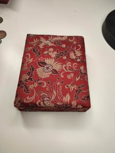 新时代收藏徽章红藏拍卖(第二十七场)  徽章纸品证书杂项 - 首都第一座中外合资大饭店 建国饭店成立5周年纪念镇纸 改开证明 不知道中间镶嵌的章是不是银的