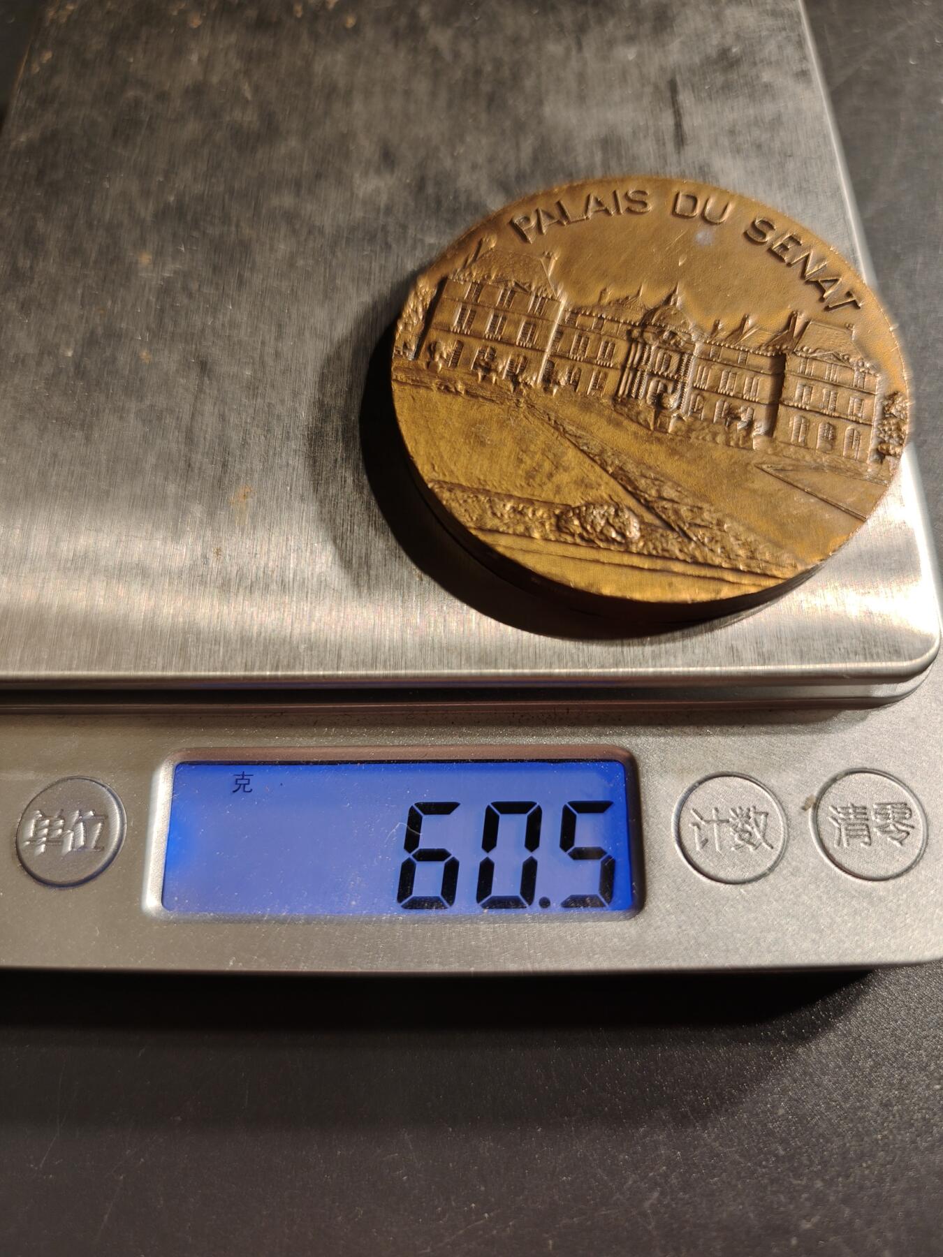 老王徽章第158期 法国参议院所在地卢森堡宫大铜章     高浮雕     直径50mm.   重量60.5g