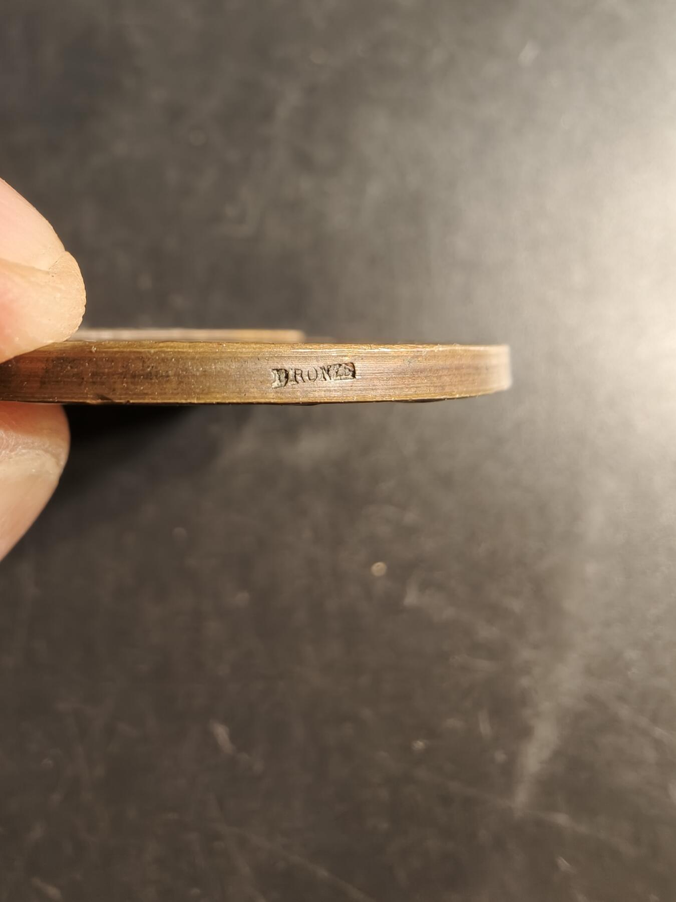老王徽章第158期 法国射击竞赛一等奖大铜章     直径50mm.   重量49.5g