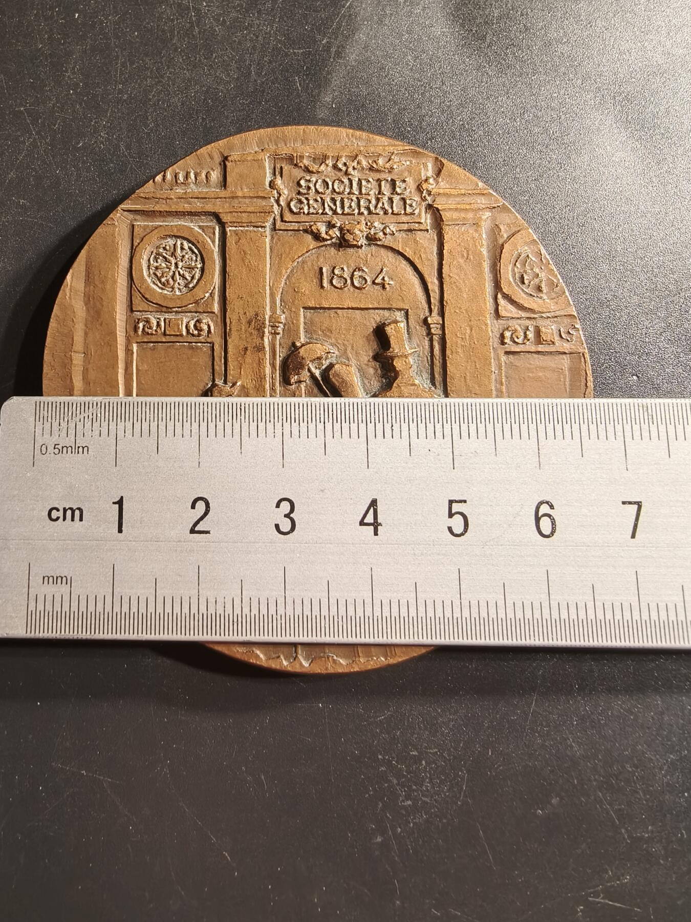 老王徽章第158期 法国兴业银行成立百年大铜章     直径68mm.   重量177.7g.    Revol作品