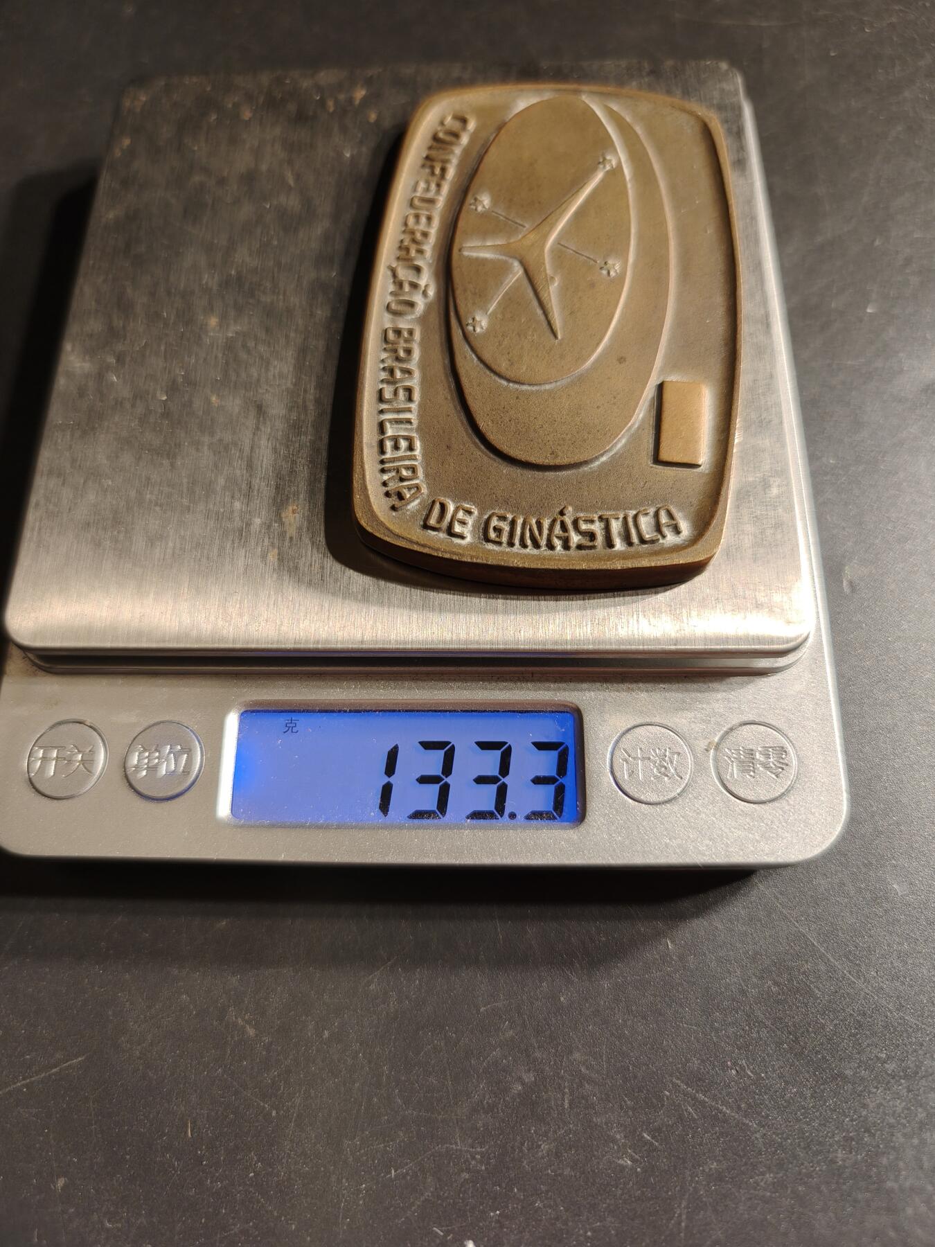 老王徽章第158期 巴西体育联合会方形大铜章    尺寸80×48mm.   重量133.3g