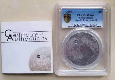【币将精彩】世界钱币拍卖（2025-11-19） - PCGS库克2009年登月探索50周年陨石镶嵌仿古银币，评级币，发行1969枚，带证书。