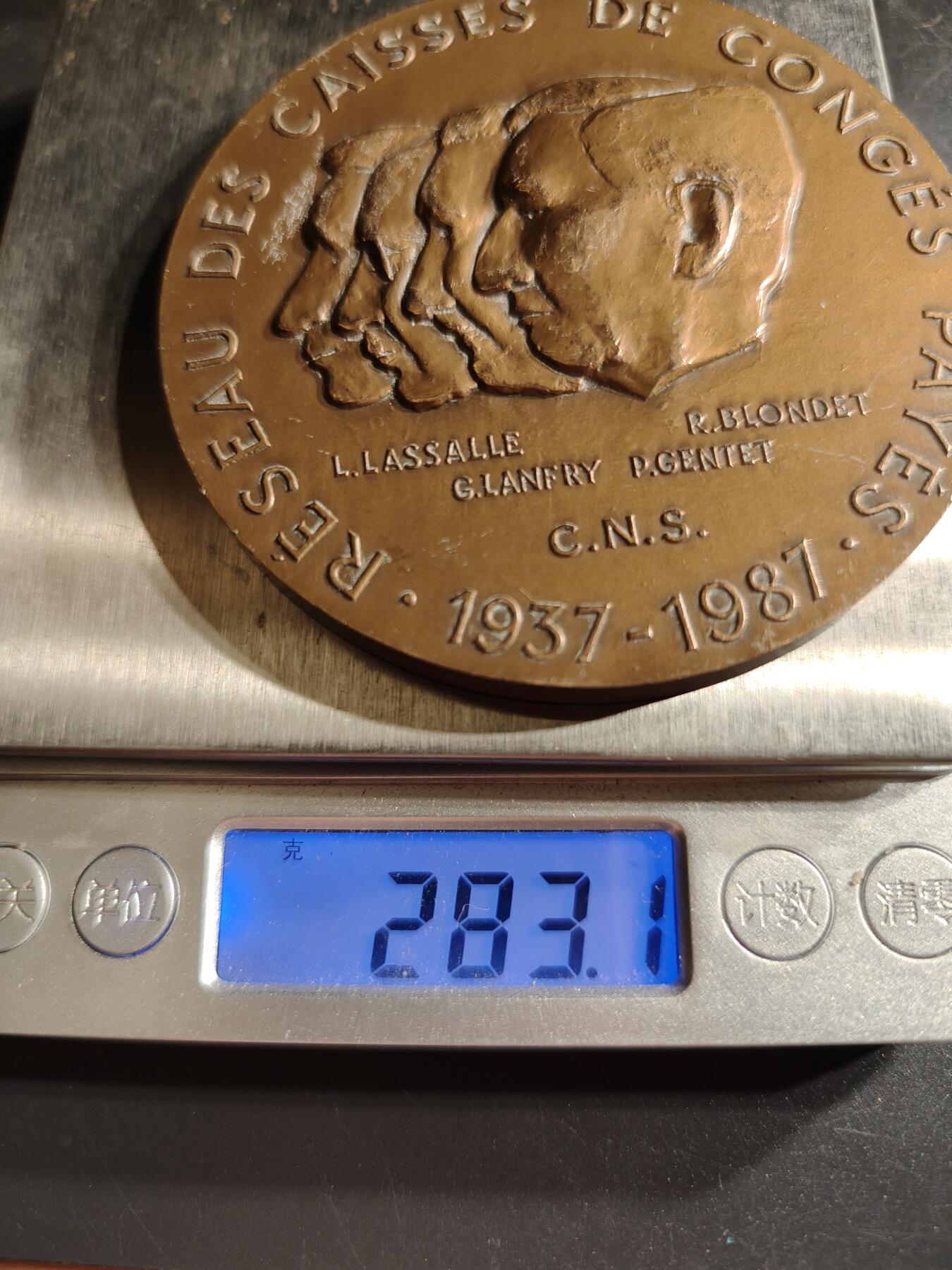 老王徽章第158期 法国带薪休假基金网络成立50周年大铜章    直径80mm.   重量283.1g