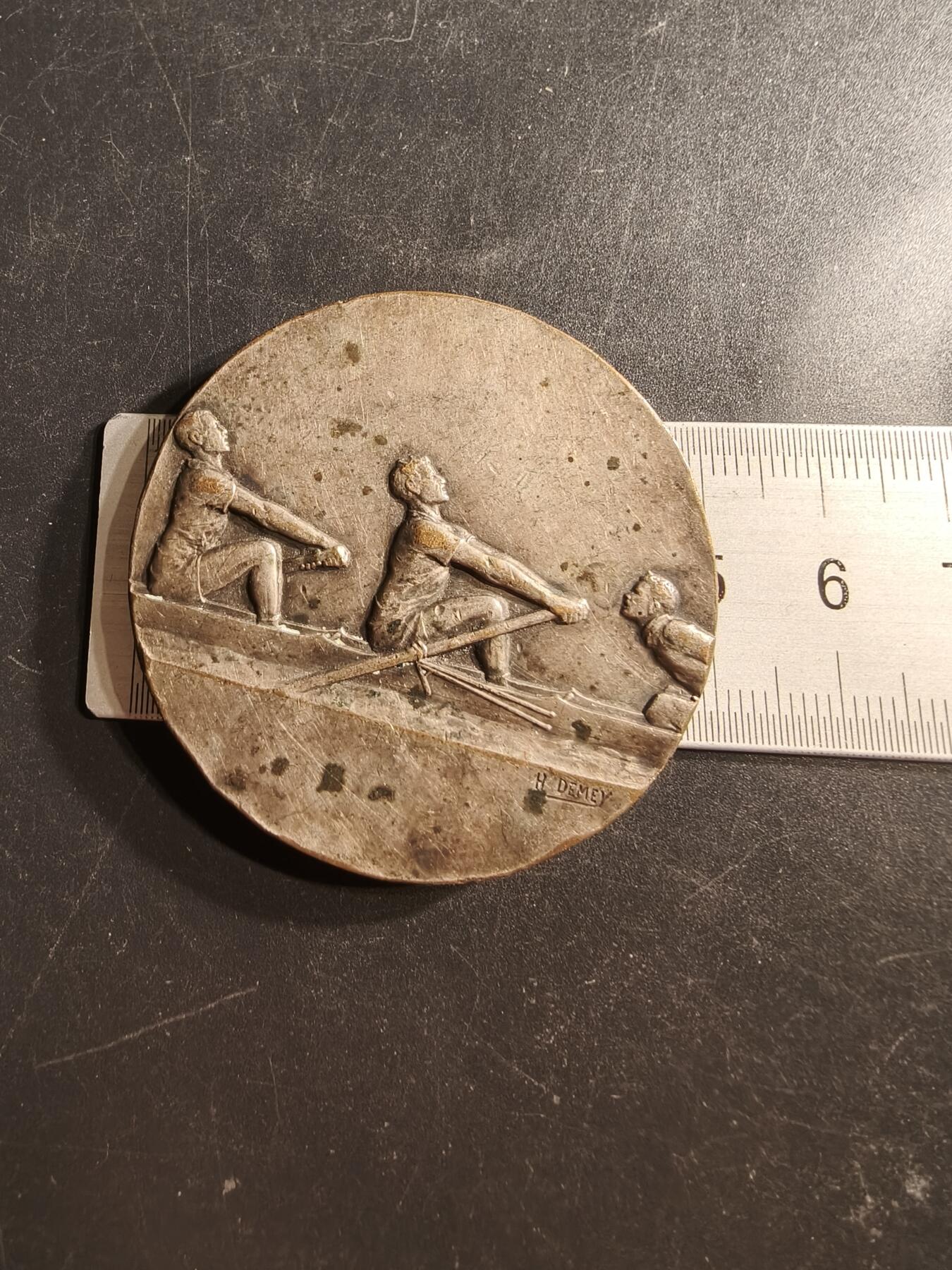 老王徽章第158期 法国划船运动镀银大铜章    直径50mm.   重量55.2g