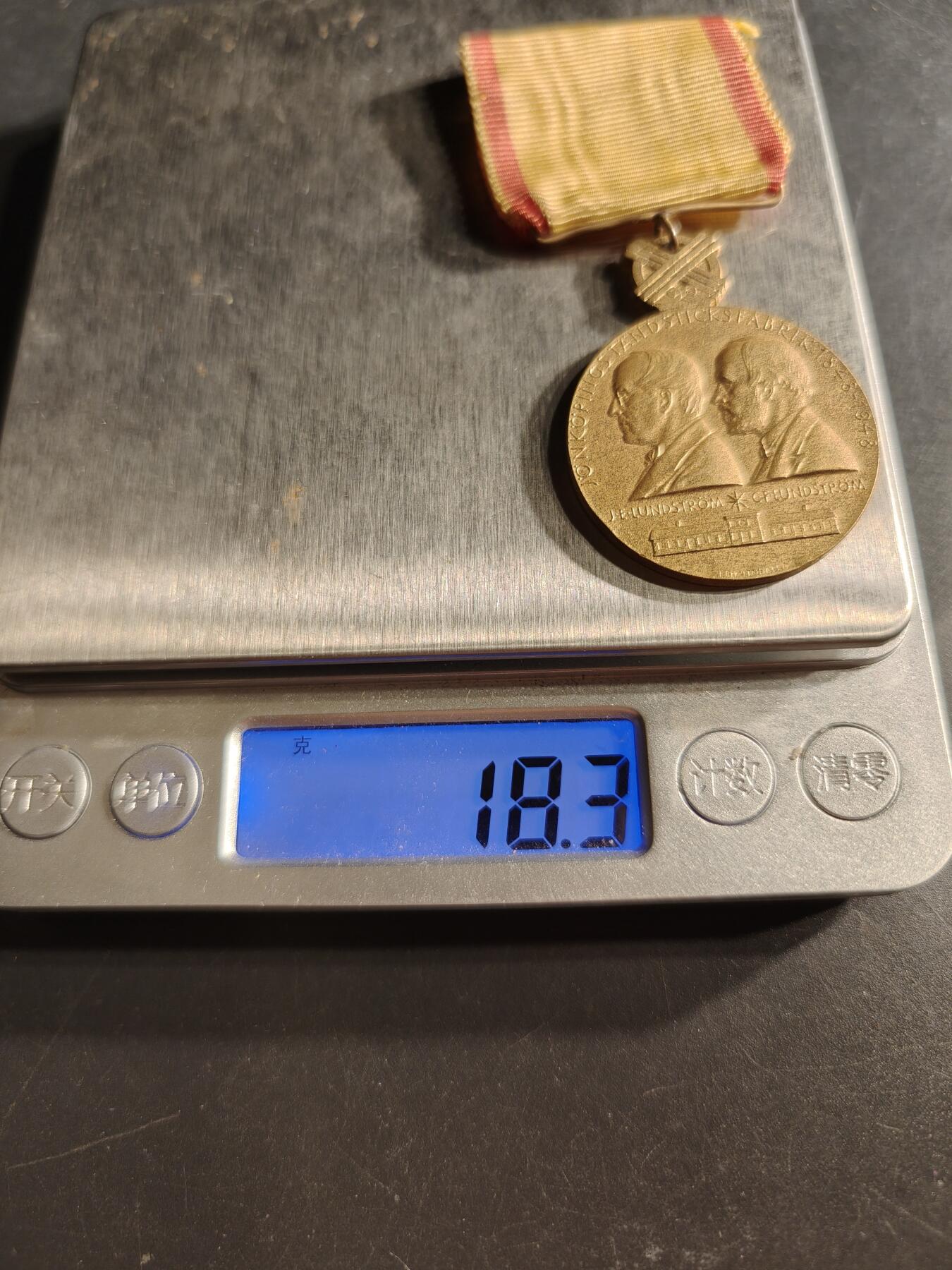 老王徽章第158期 瑞典延雪平火柴厂成立百年纪念章    925银镀金    底部带银戳   18.3g