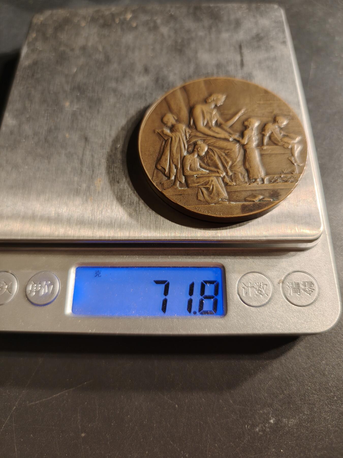 老王徽章第158期 法国文化协会大铜章     大师亨利杜布瓦作品     直径50mm.   重量71.8g