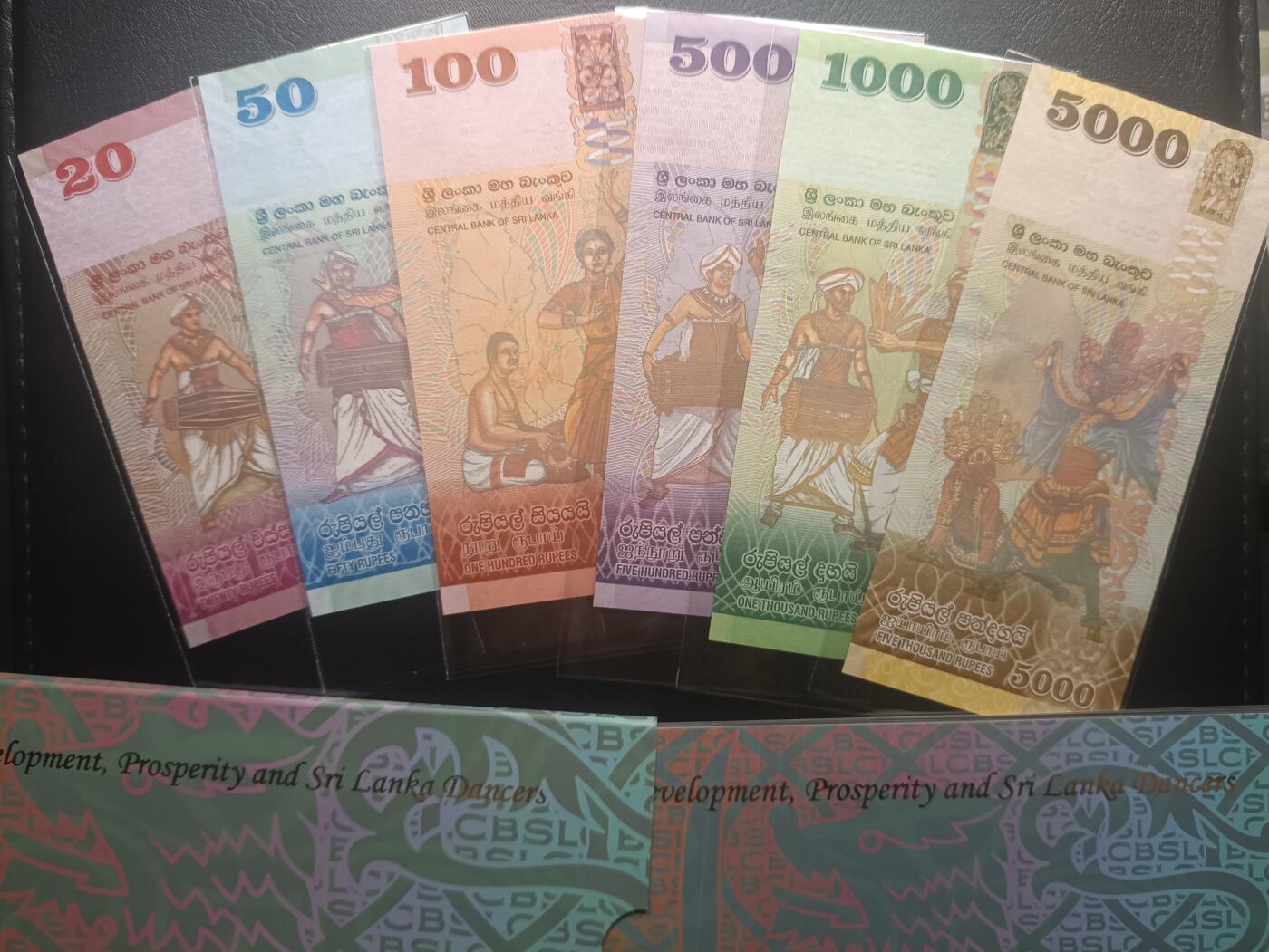 2025十月第三期，总197期 斯里兰卡2010年央行成立60周年精装纪念册，含无47千位全同号套钞一套UNC，主题是国家建设和民族舞蹈