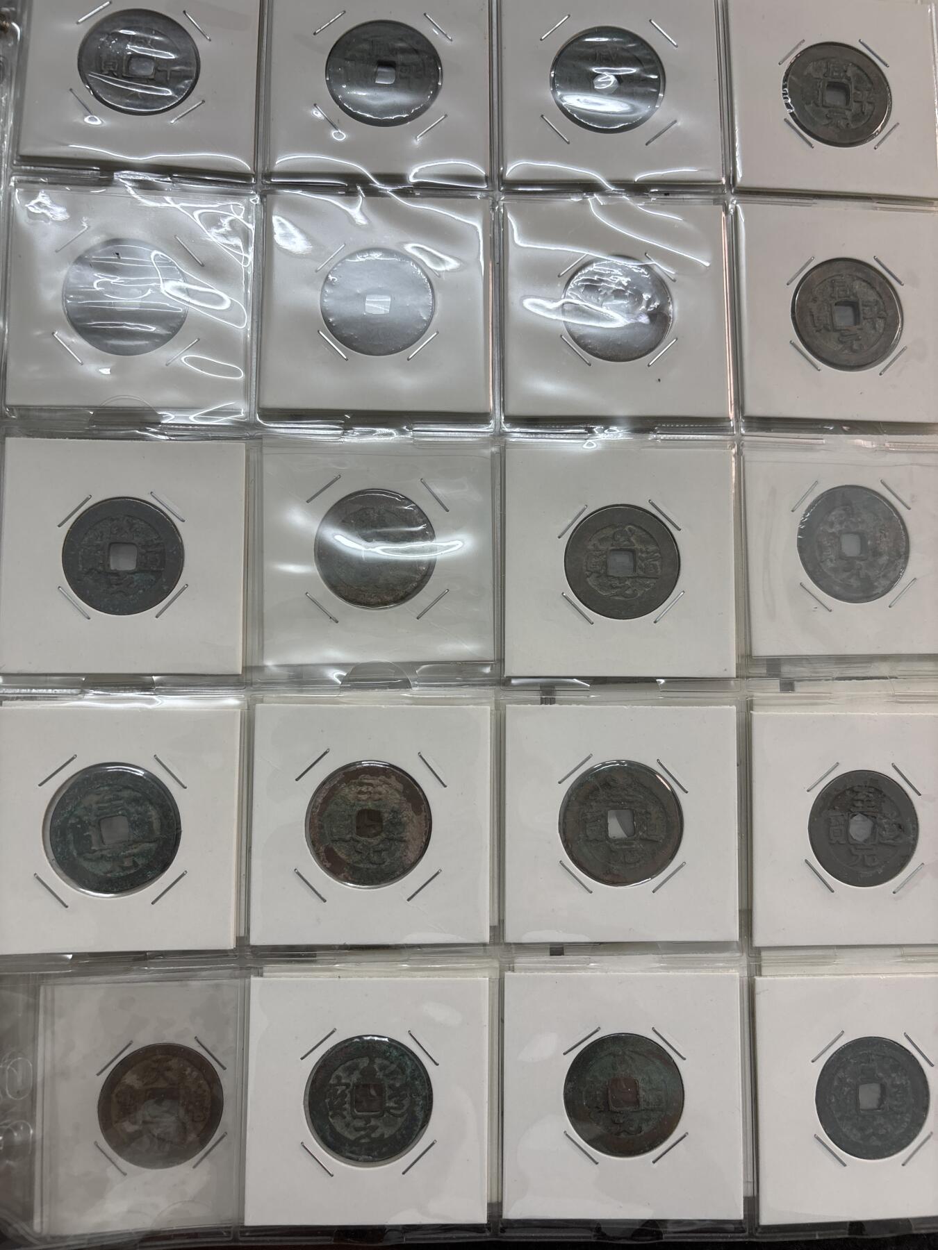 文馨钱币收藏第 277 场，熊猫金币，银币，老藏家日本明治时代到昭和时代全时期专场（特年非常多），长期接收代拍品 南北宋铜钱册子一共260 枚，23 页，重十多二十斤，包括宋元通宝 9 枚，太平通宝 9 枚，庆历重宝，政和通宝小平，折钱 20 枚，各种折二，折三大，折十大钱，崇宁重宝折十 10 枚，通宝折十 2 枚，各朝代小平钱，版本丰富，了解各朝代的历史文化背景，值得入手收藏