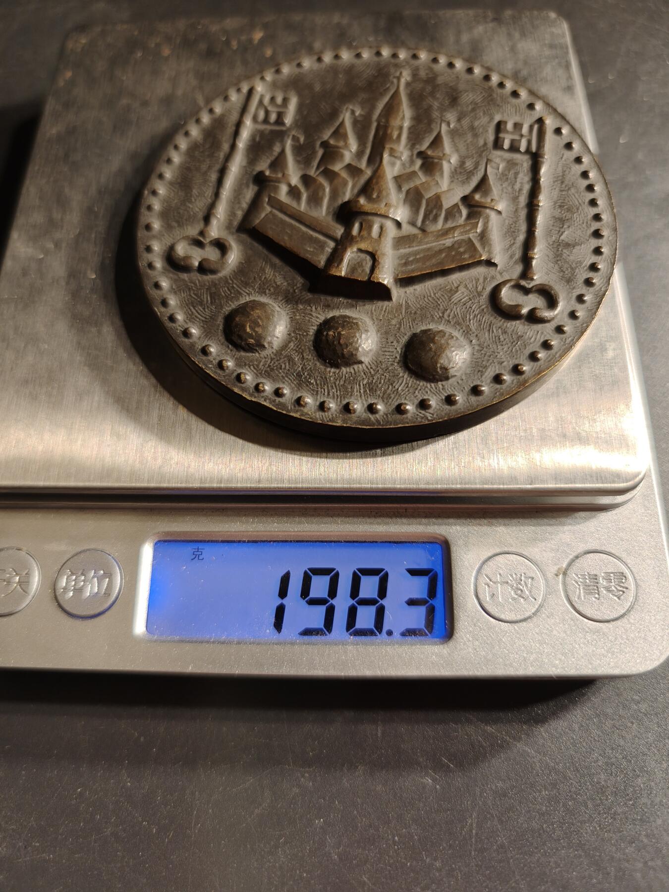 老王徽章第158期 法国全国财产管理人联合会大铜章     直径72mm.   重量198.3g