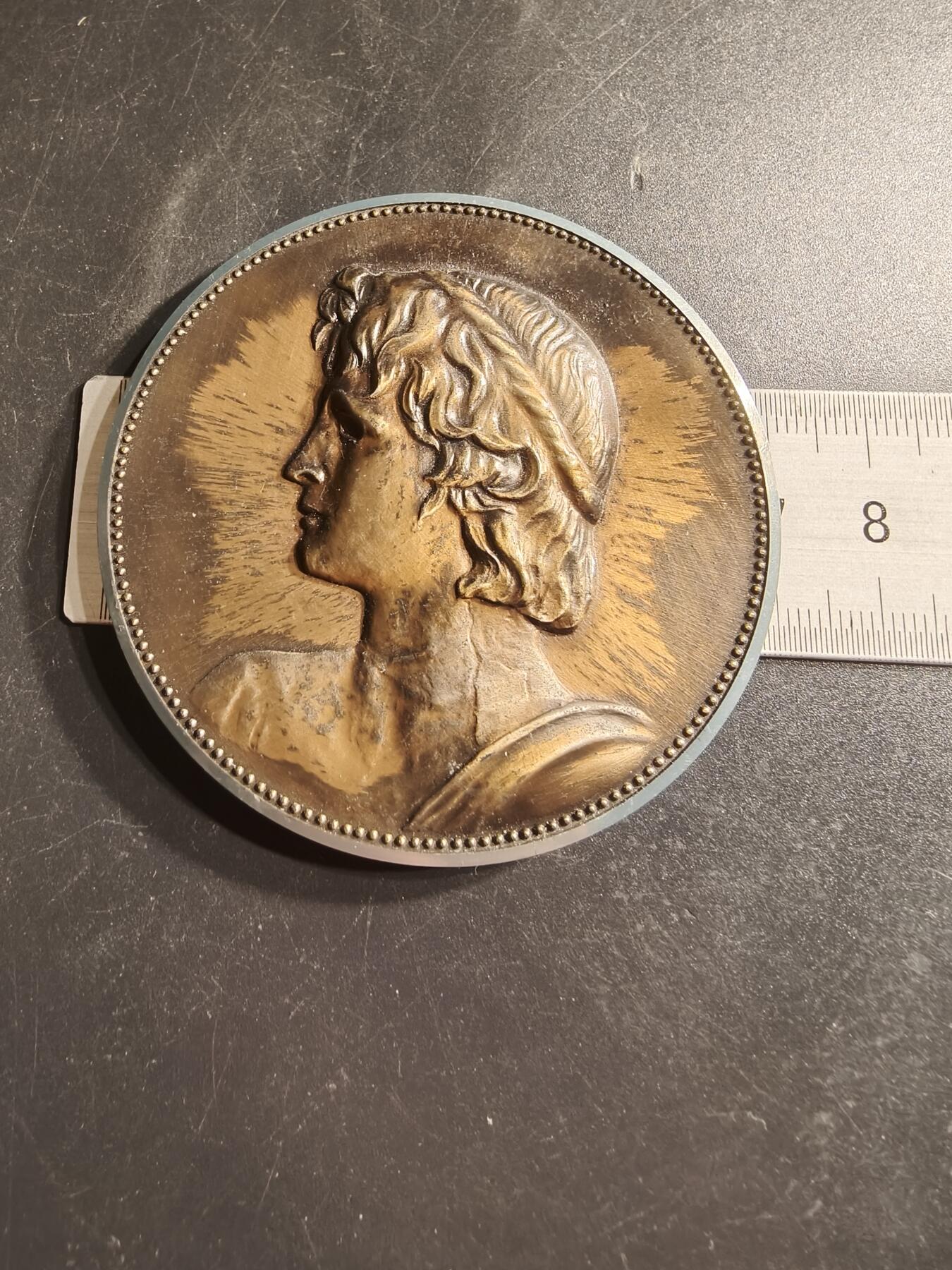 老王徽章第158期 法国亚历山大大帝纪念章     直径70mm.   重量100g
