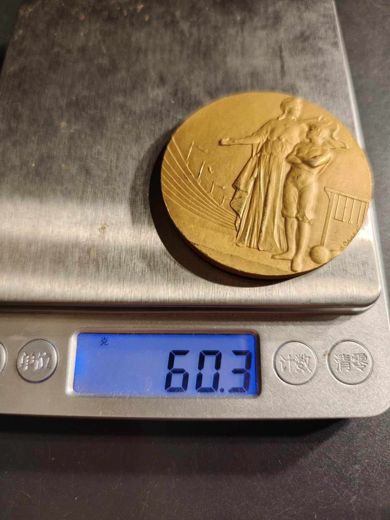 老王徽章第158期 法国体育教育委员会镀金大铜章     直径50mm.    重量60.3g