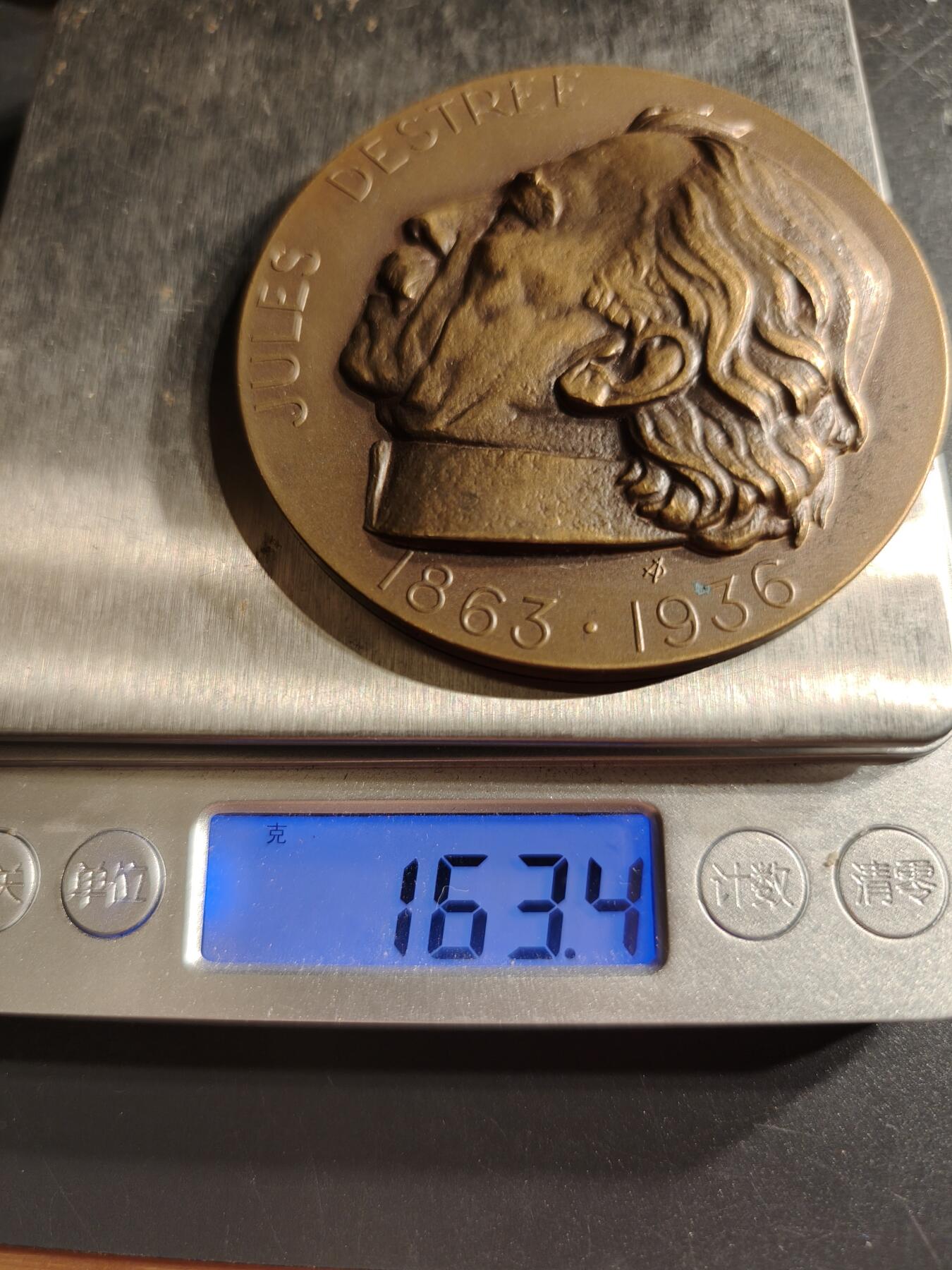 老王徽章第158期 比利时著名政治家朱尔斯·德斯特雷大铜章    高浮雕    直径66mm.   重量163.4g
