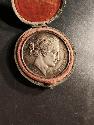 老王徽章第158期 - 法国1874年修辞学竞赛大银章     原盒     蜜蜂950银标     直径42mm.   重量37.4g