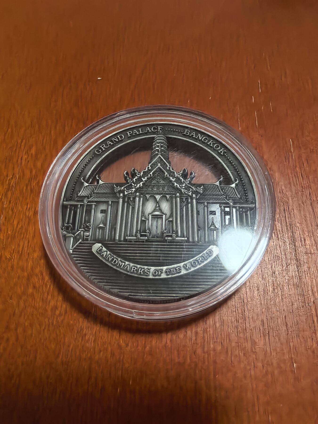 长老汇蛇年精选第六十六场拍卖 2022库克世界地标建筑之曼谷大皇宫镂空1/2新西兰元纪念币，铜镍合金，50MM，重量28.5-42克，9999枚