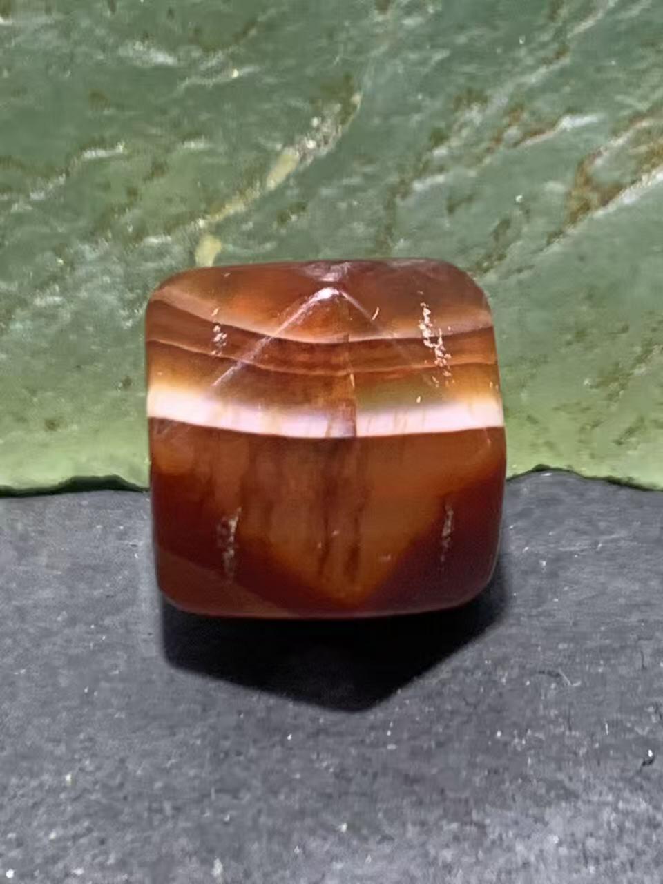 高玉化丝玛瑙通货唐八棱珠一颗，