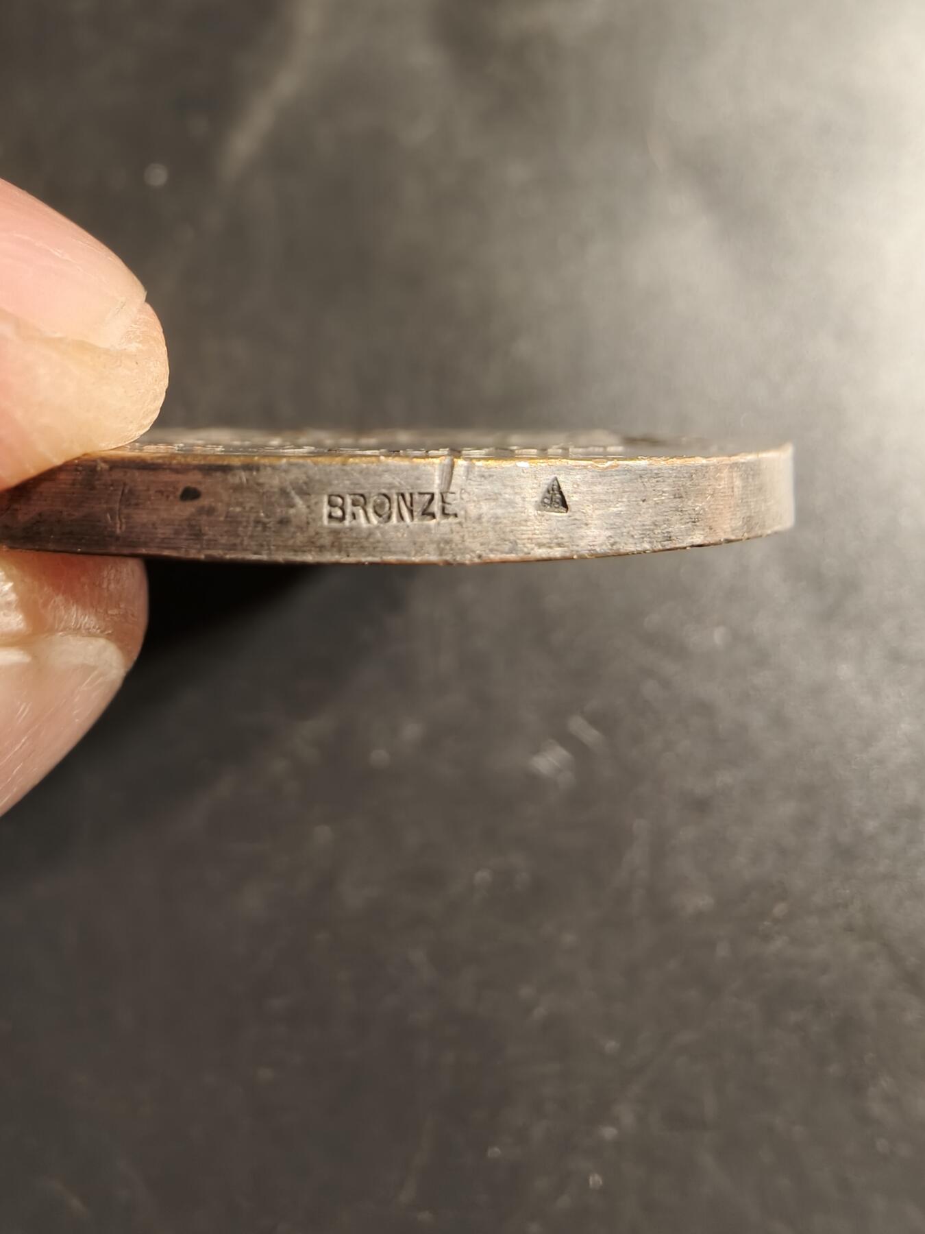 老王徽章第158期 法国小日报镀银大铜章    直径50mm.   重量49.9g