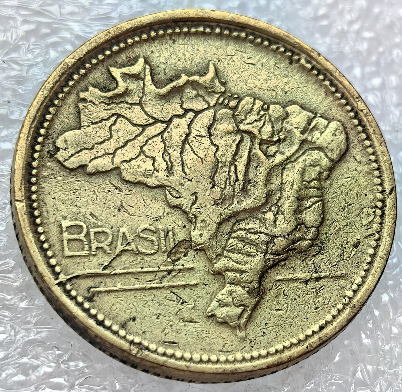 外国优质纪念币银币，周六晚上九点倒数截拍，满百包邮，可寄存半年，喜欢朋友微信扫描二维码可直接参拍 巴西地图1949年1克鲁泽